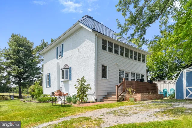 a view of a house with backyard and tree