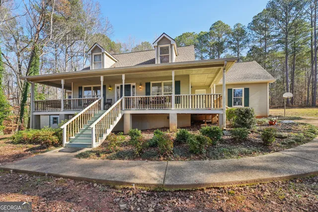 a view of a house with a yard