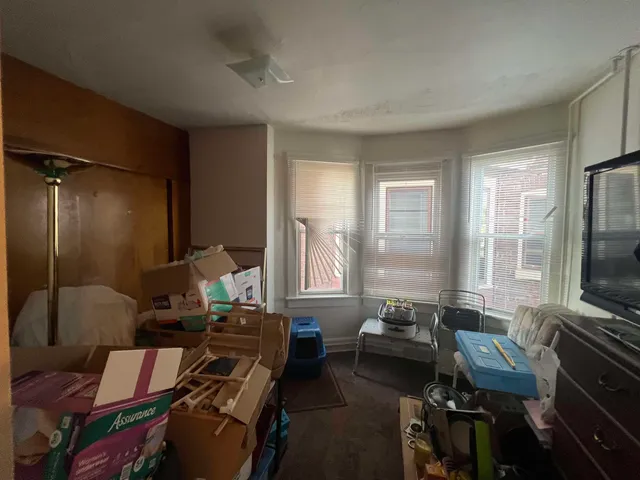 a view of livingroom with furniture