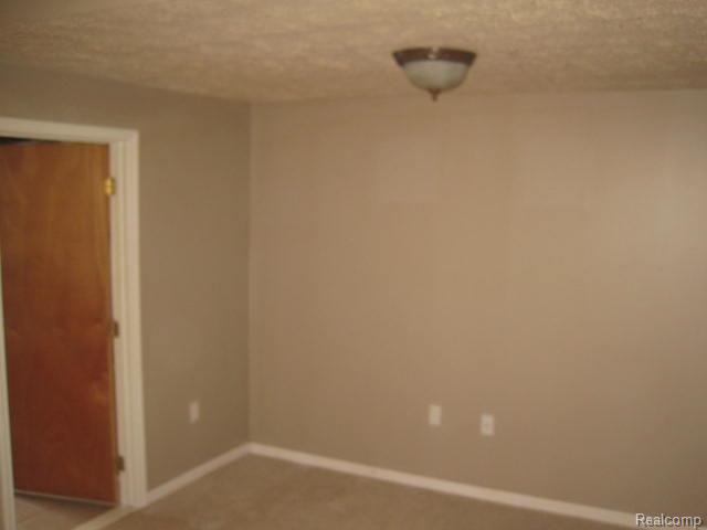 1792 Swaney Road Walled Lake, MI 48390 - Photo 9 of 10 IMG_7553.jpg