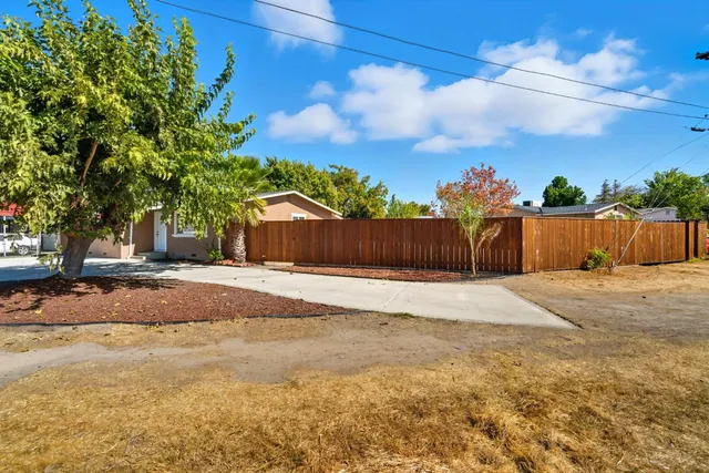 a view of a backyard