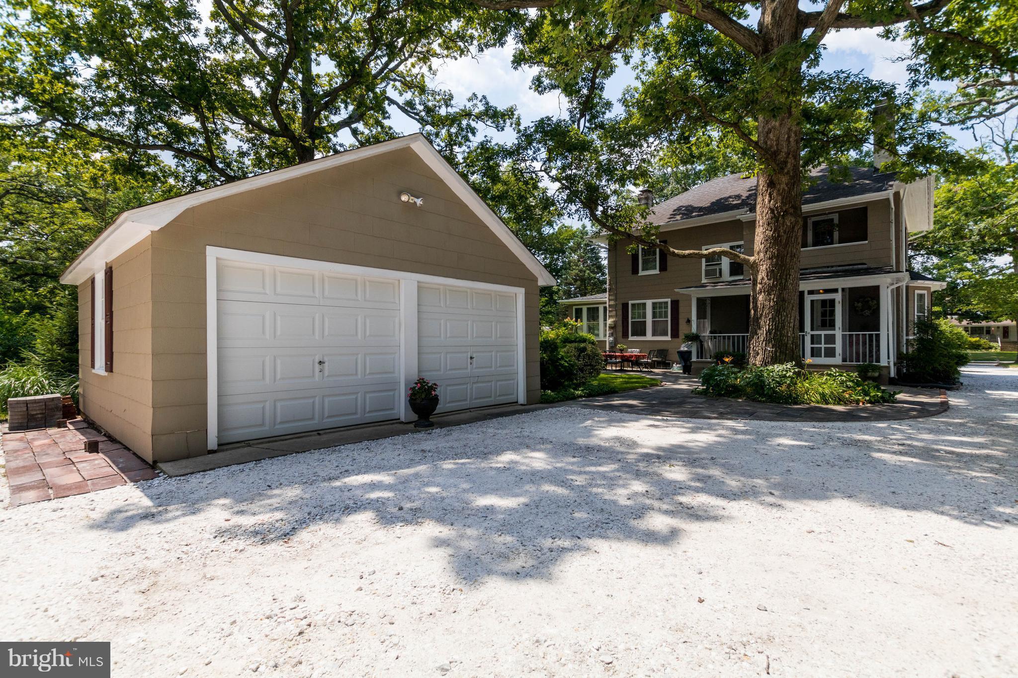 423 South Rolling Road Baltimore, MD 21228 - Photo 25 of 30 a backyard of a house with garage and mountain view