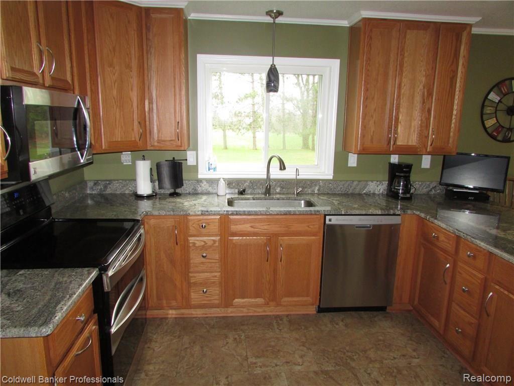 9111 Denton Hill Road Fenton, MI 48430 - Photo 3 of 42 IMG_9902.JPG
