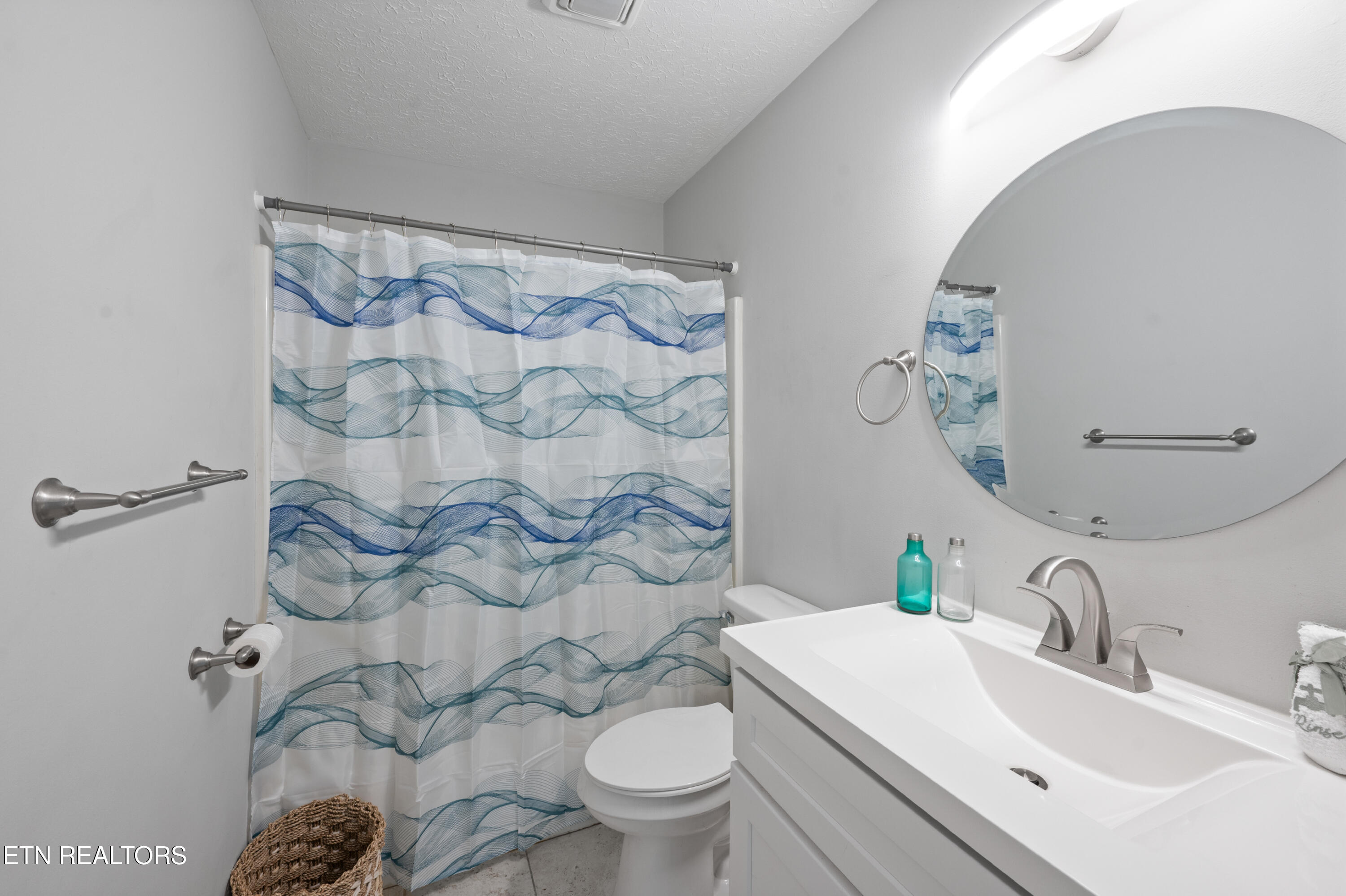 902 Medaris Street Clinton, TN 37716 - Photo 12 of 32 Hall full bath