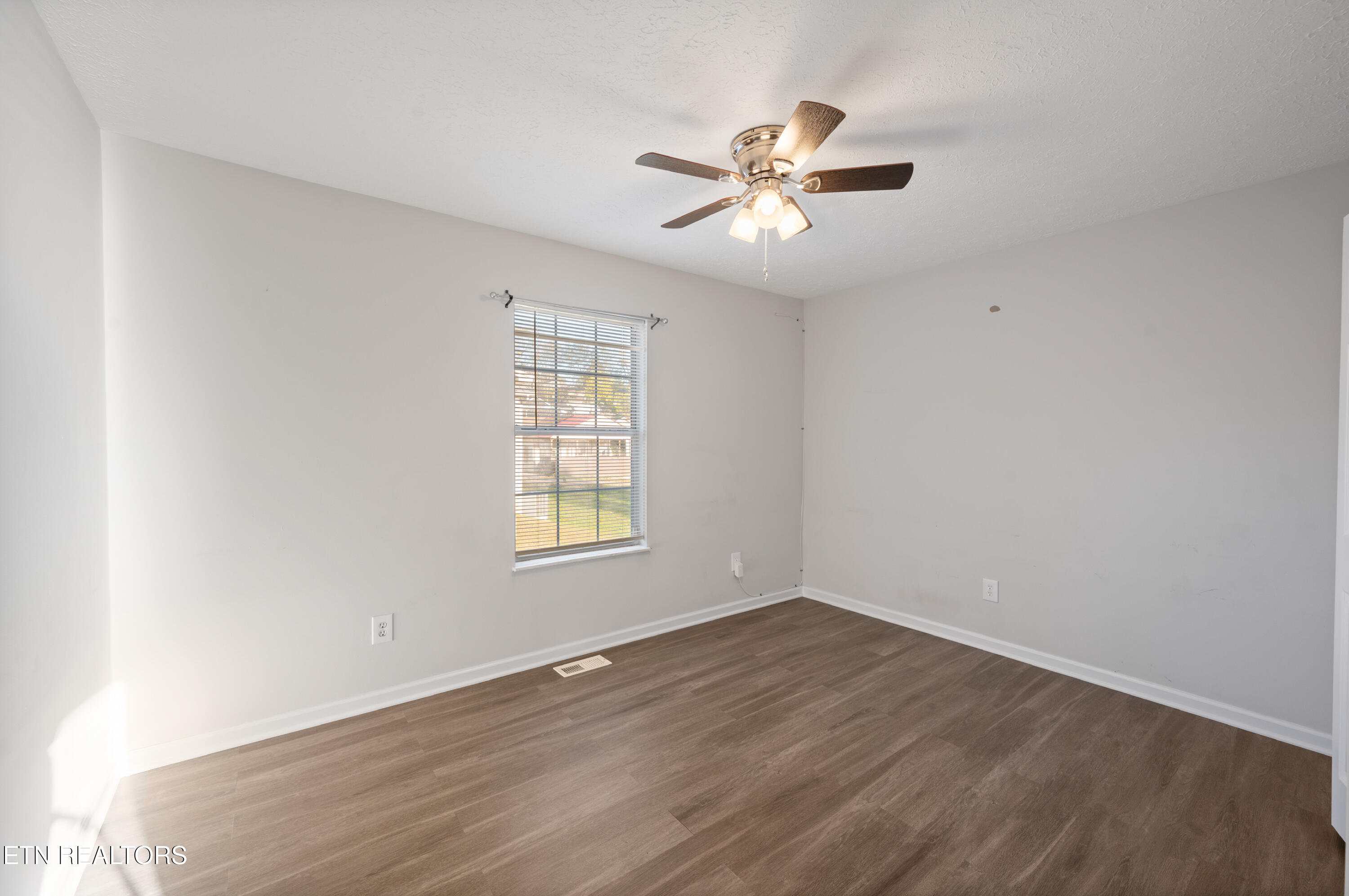 902 Medaris Street Clinton, TN 37716 - Photo 13 of 32 Bedroom 2