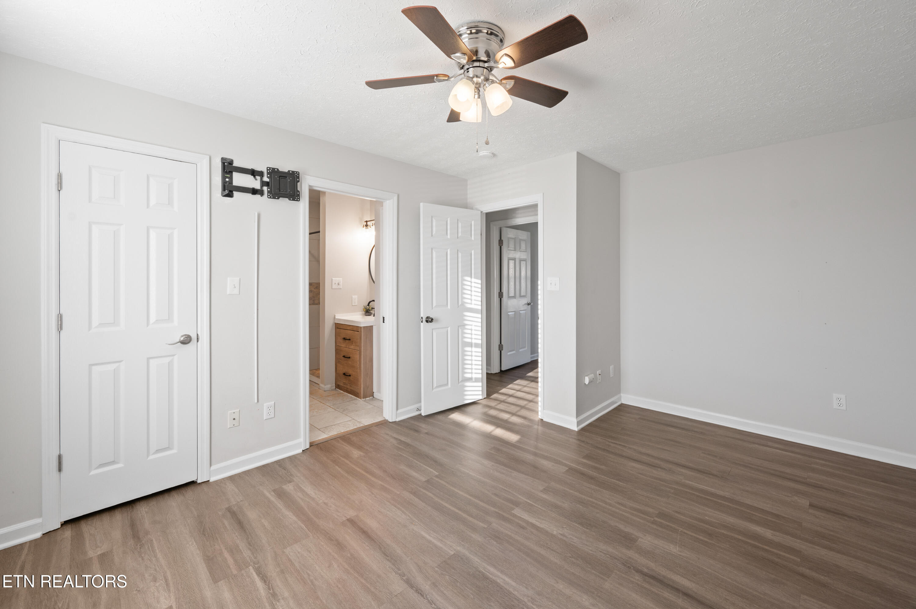 902 Medaris Street Clinton, TN 37716 - Photo 16 of 32 Primary bedroom