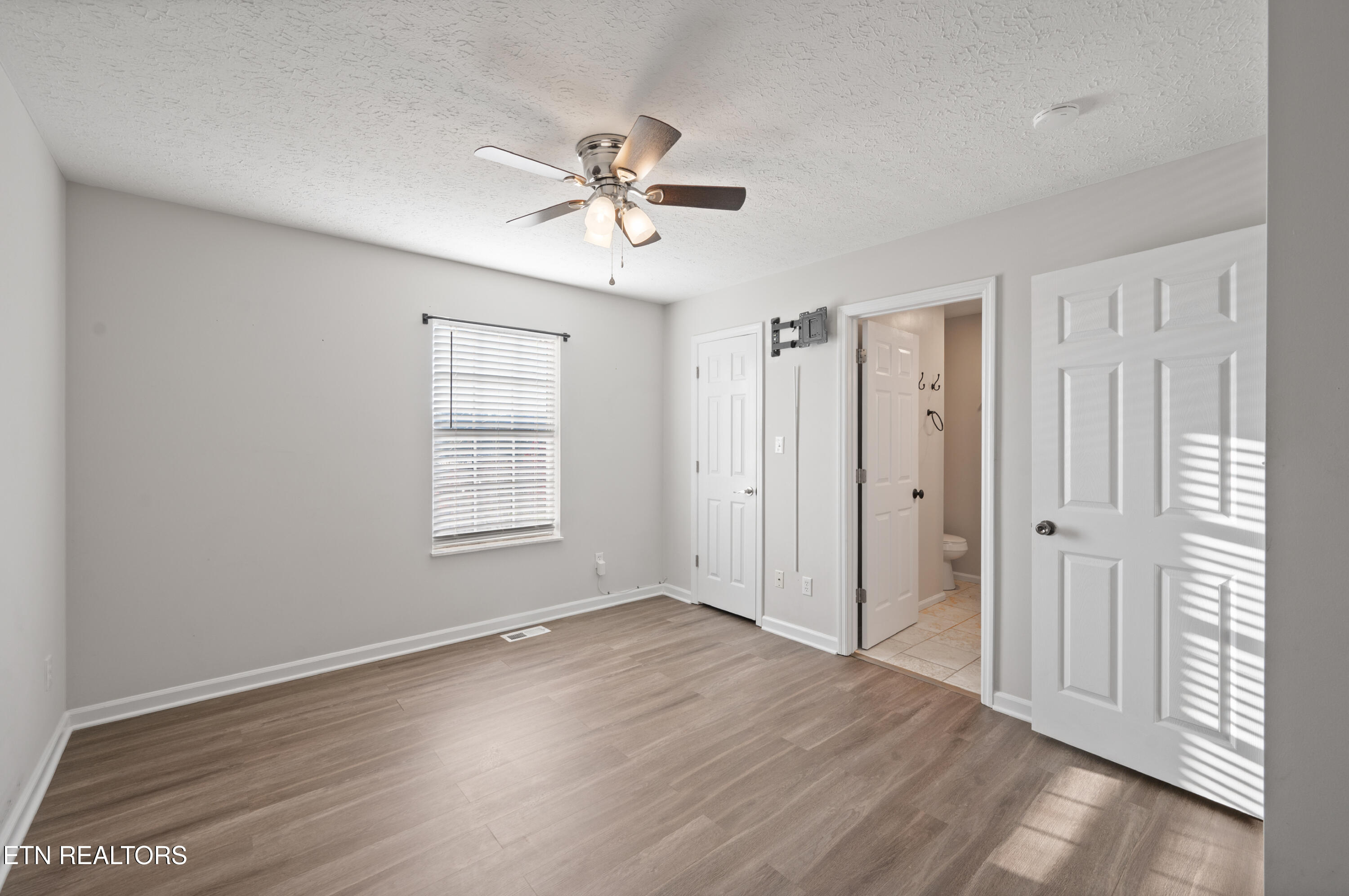 902 Medaris Street Clinton, TN 37716 - Photo 17 of 32 Primary bedroom