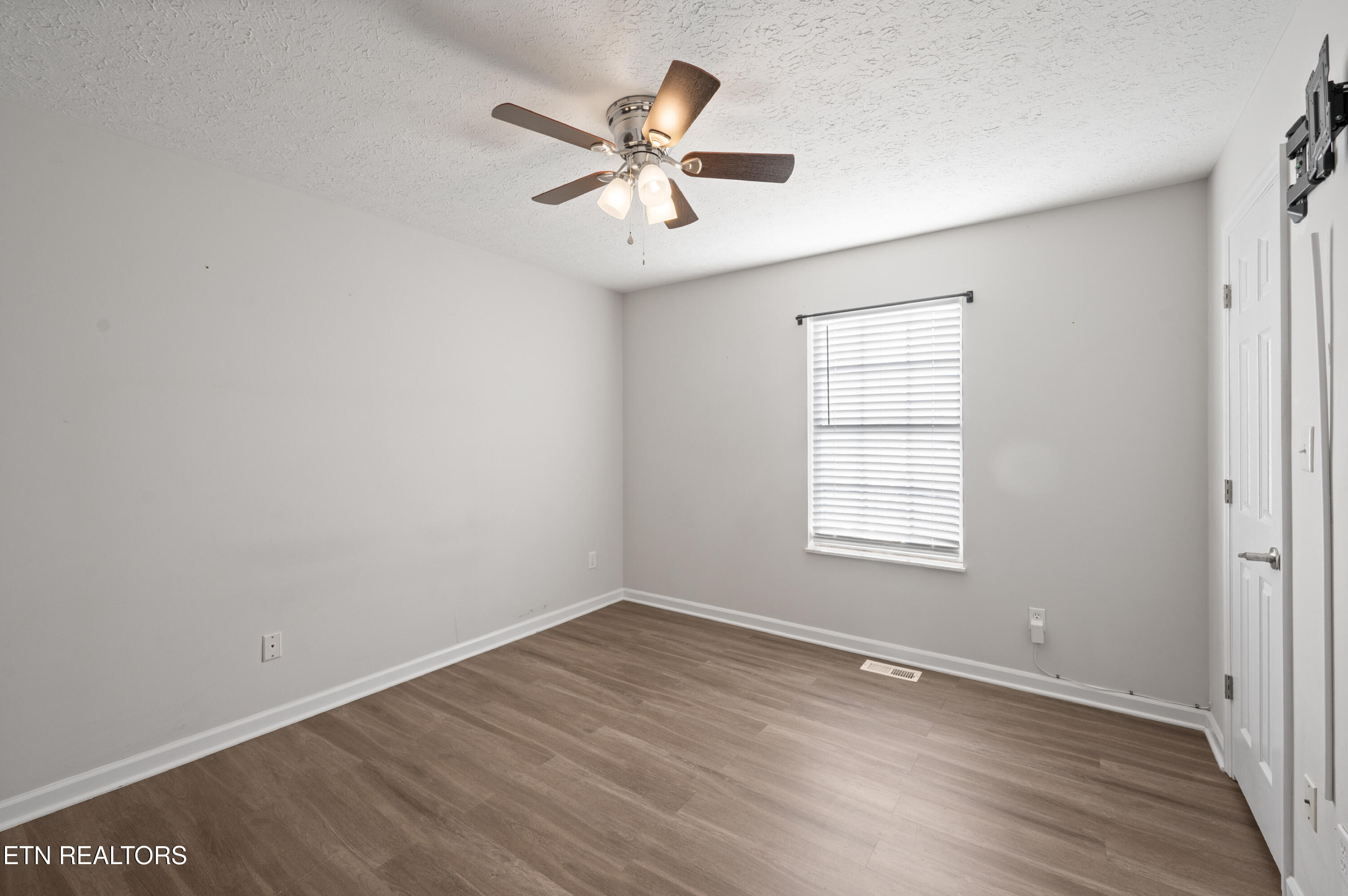 902 Medaris Street Clinton, TN 37716 - Photo 18 of 32 Primary bedroom
