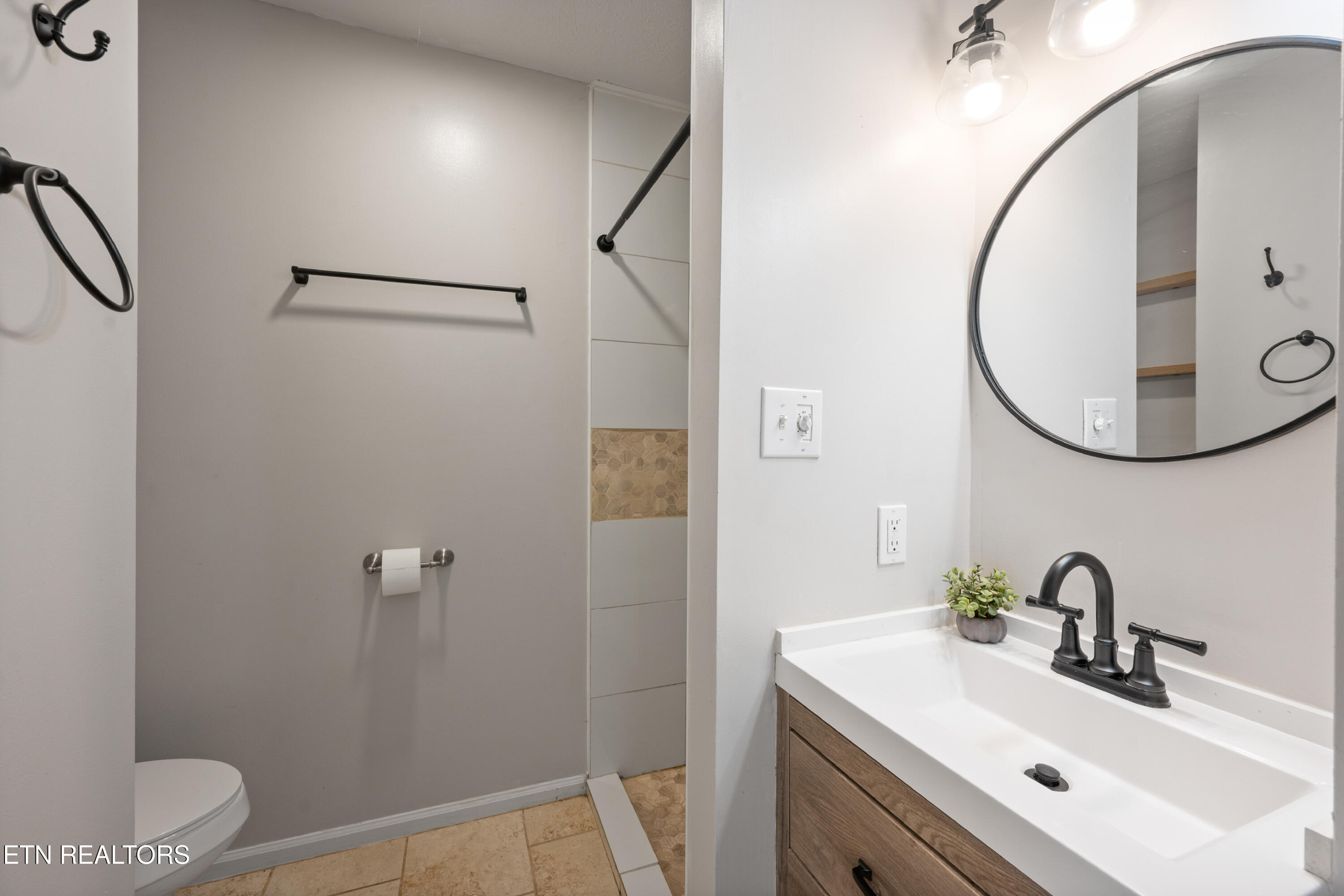 902 Medaris Street Clinton, TN 37716 - Photo 19 of 32 Full bath en suite