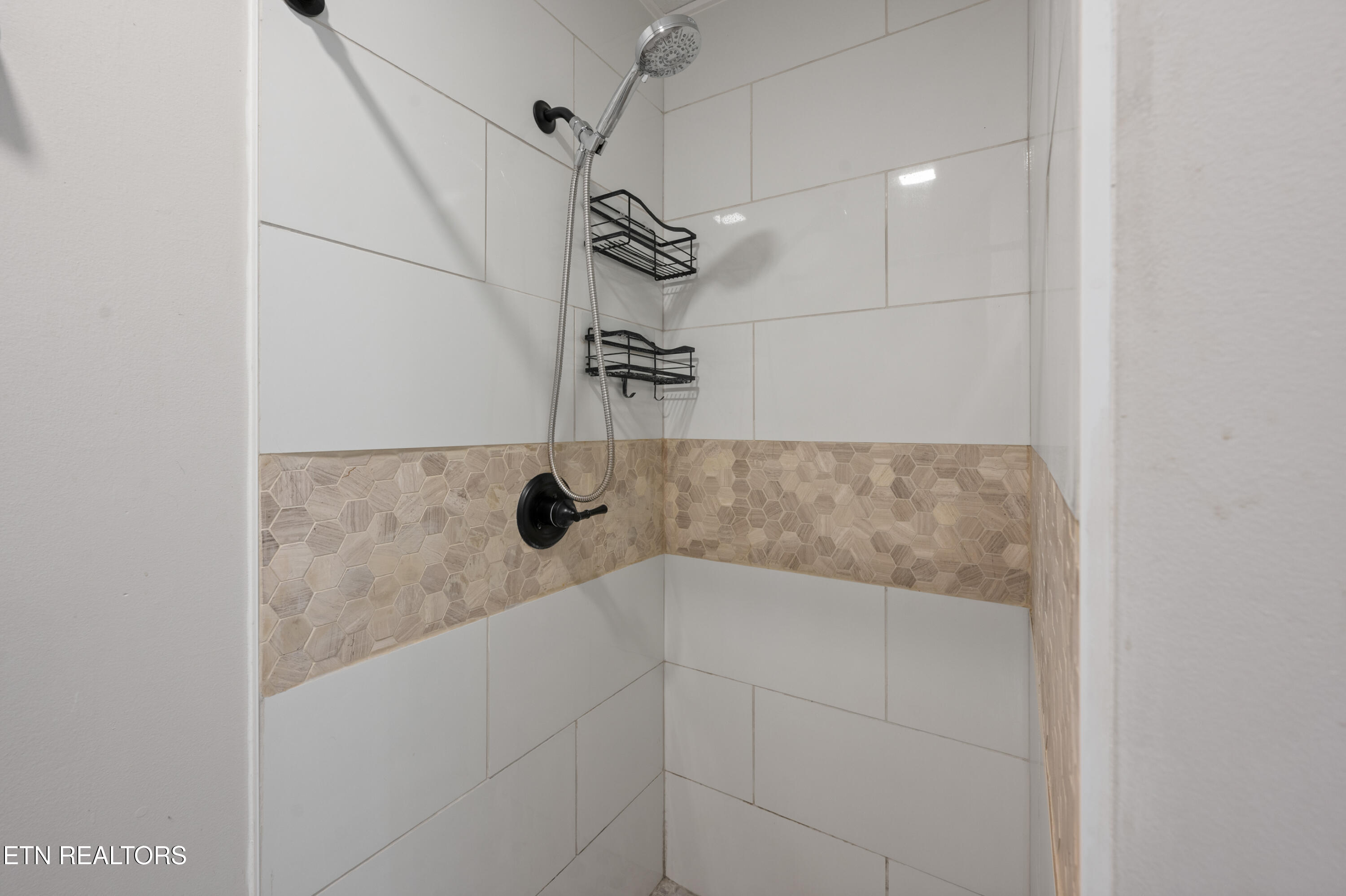 902 Medaris Street Clinton, TN 37716 - Photo 20 of 32 Walk-in shower