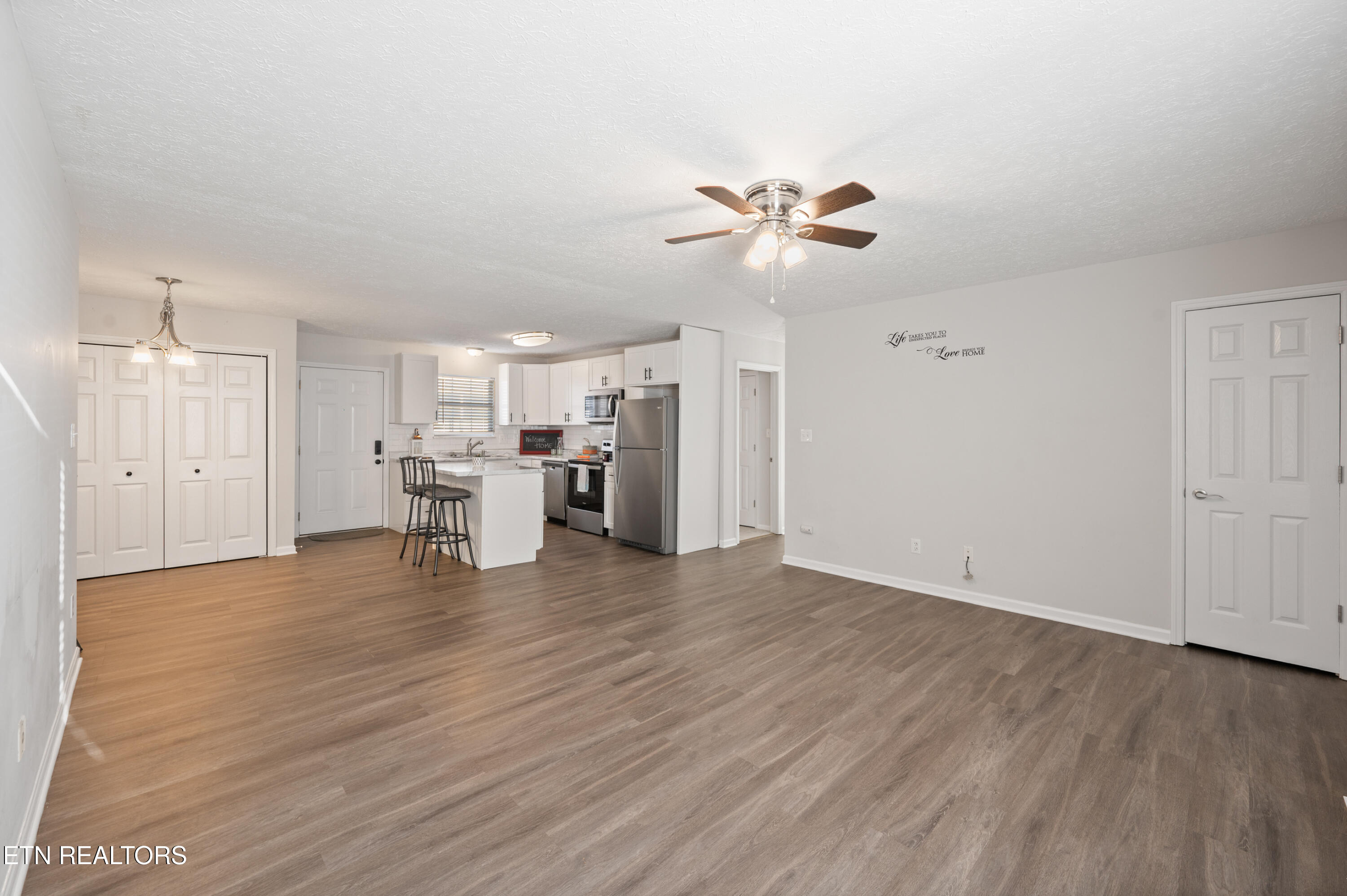 902 Medaris Street Clinton, TN 37716 - Photo 2 of 32 Living room