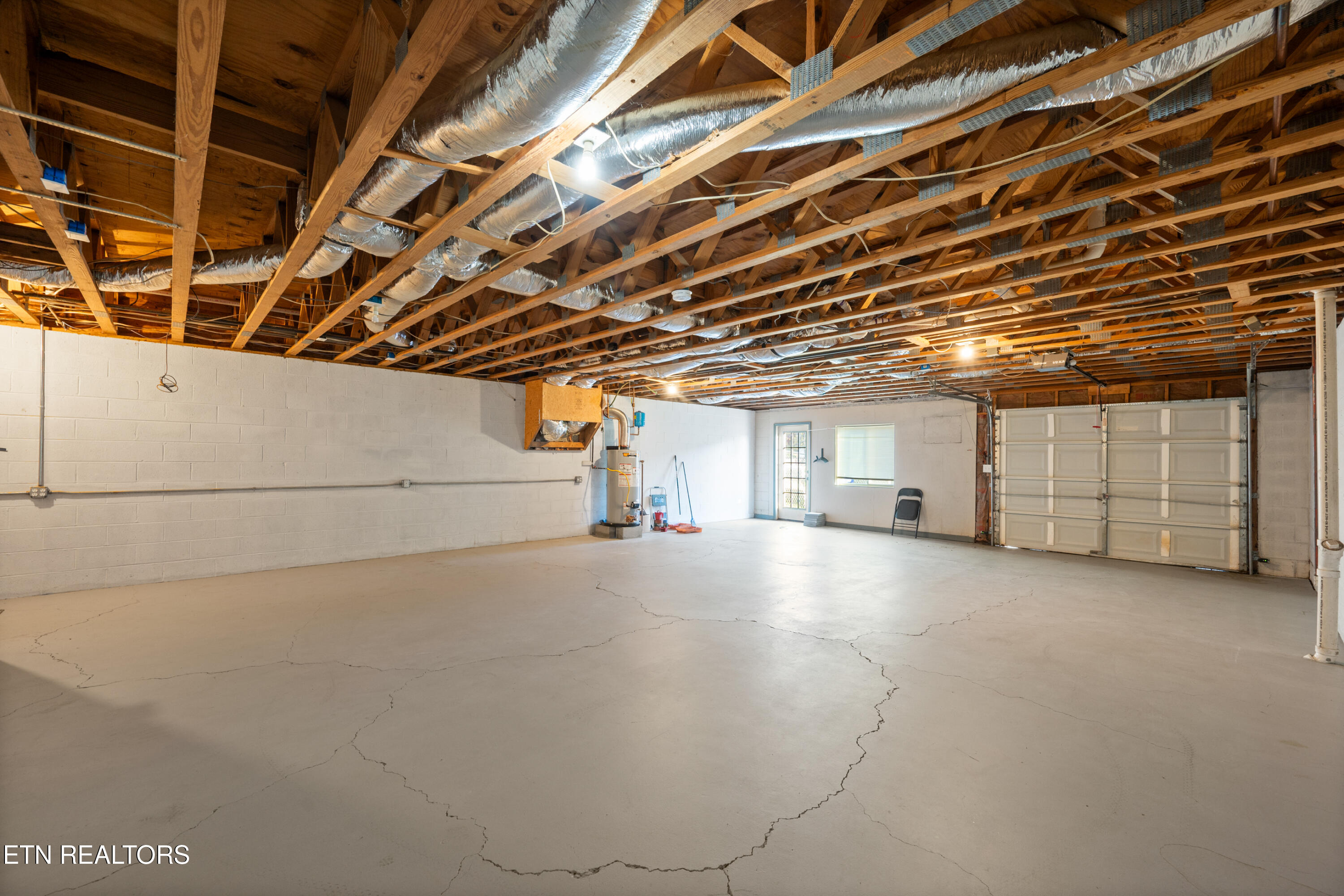 902 Medaris Street Clinton, TN 37716 - Photo 22 of 32 One garage bay