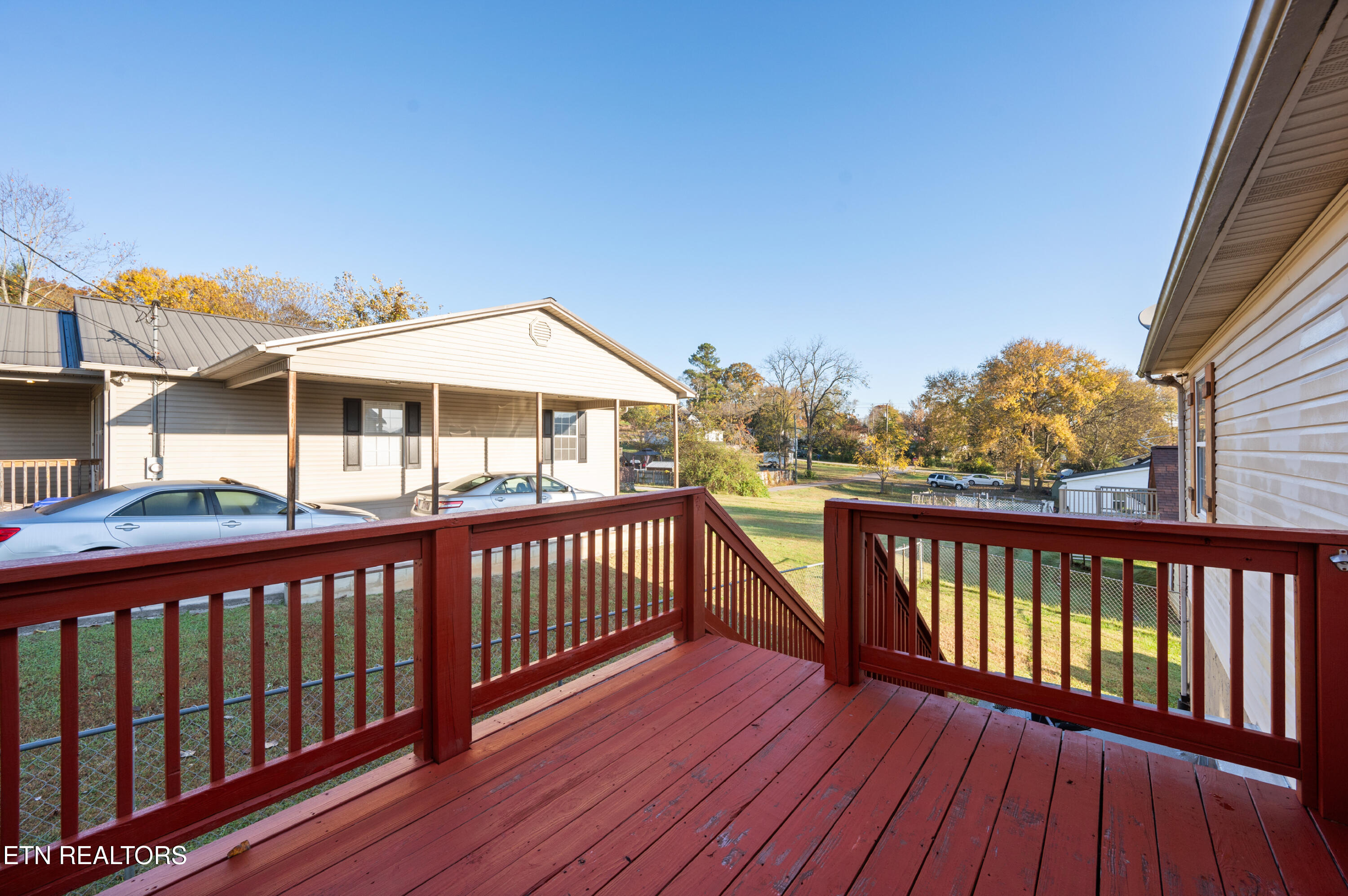 902 Medaris Street Clinton, TN 37716 - Photo 24 of 32 Back deck