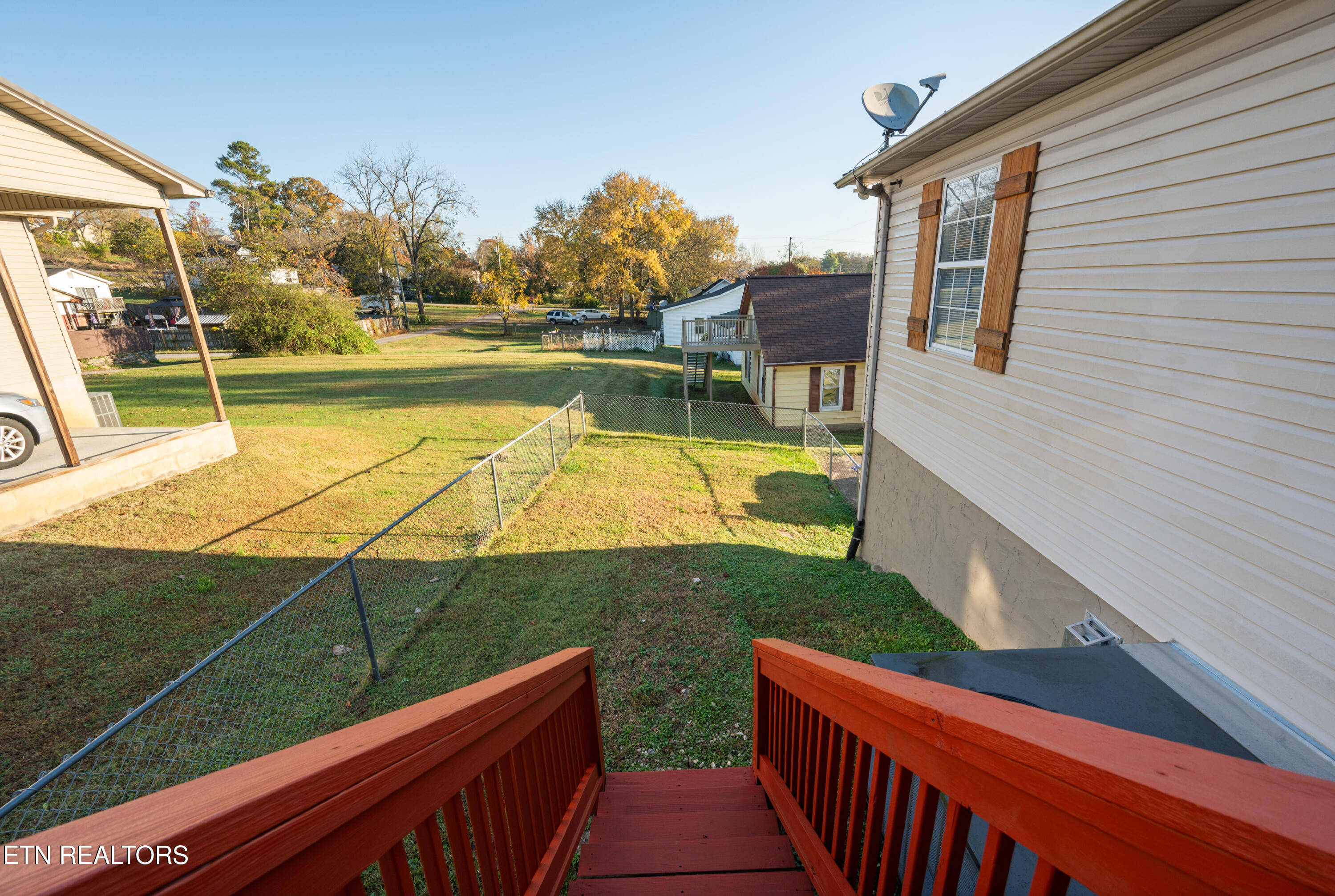 902 Medaris Street Clinton, TN 37716 - Photo 25 of 32 Deck stairs