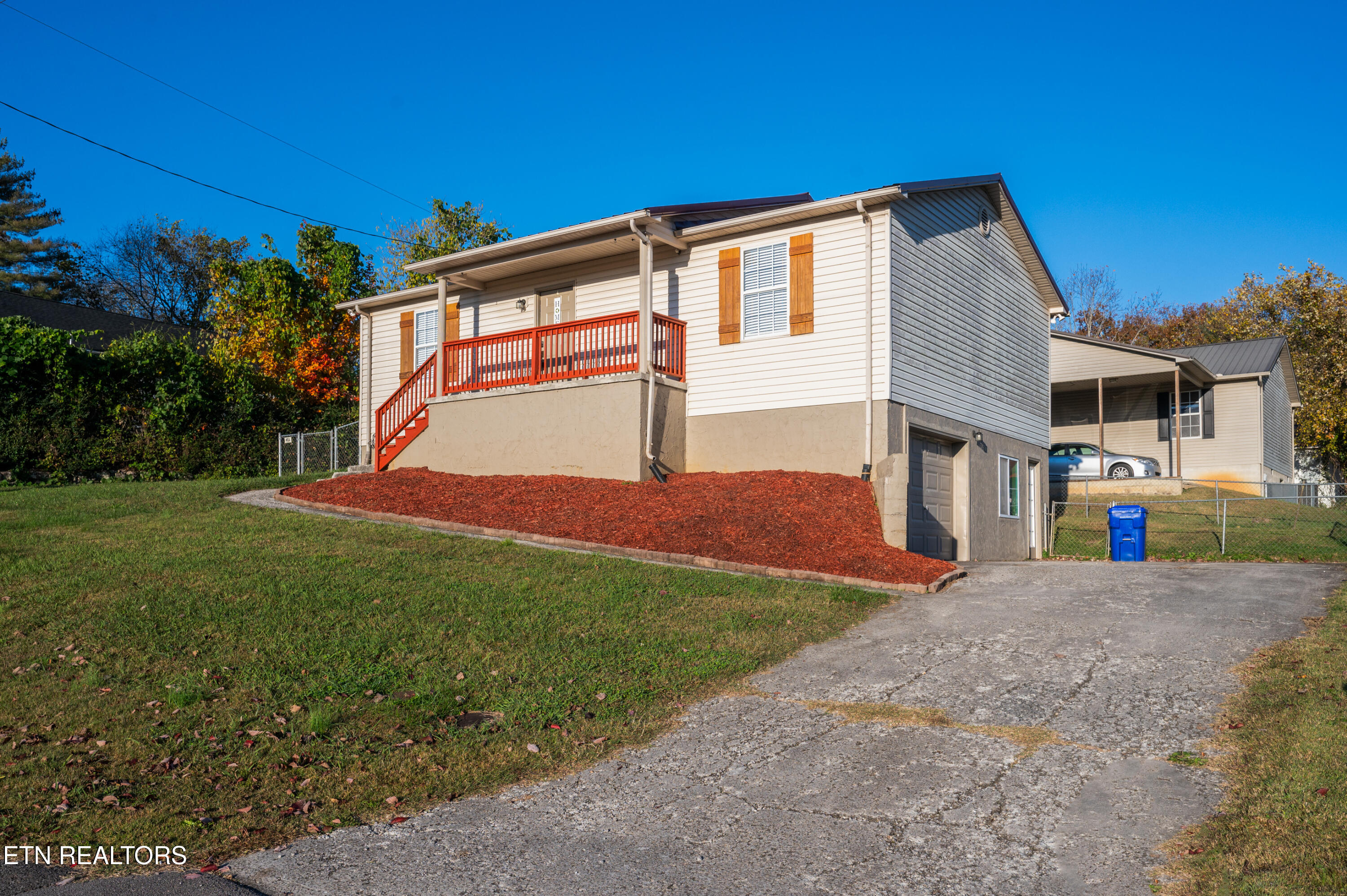 902 Medaris Street Clinton, TN 37716 - Photo 30 of 32 Side view