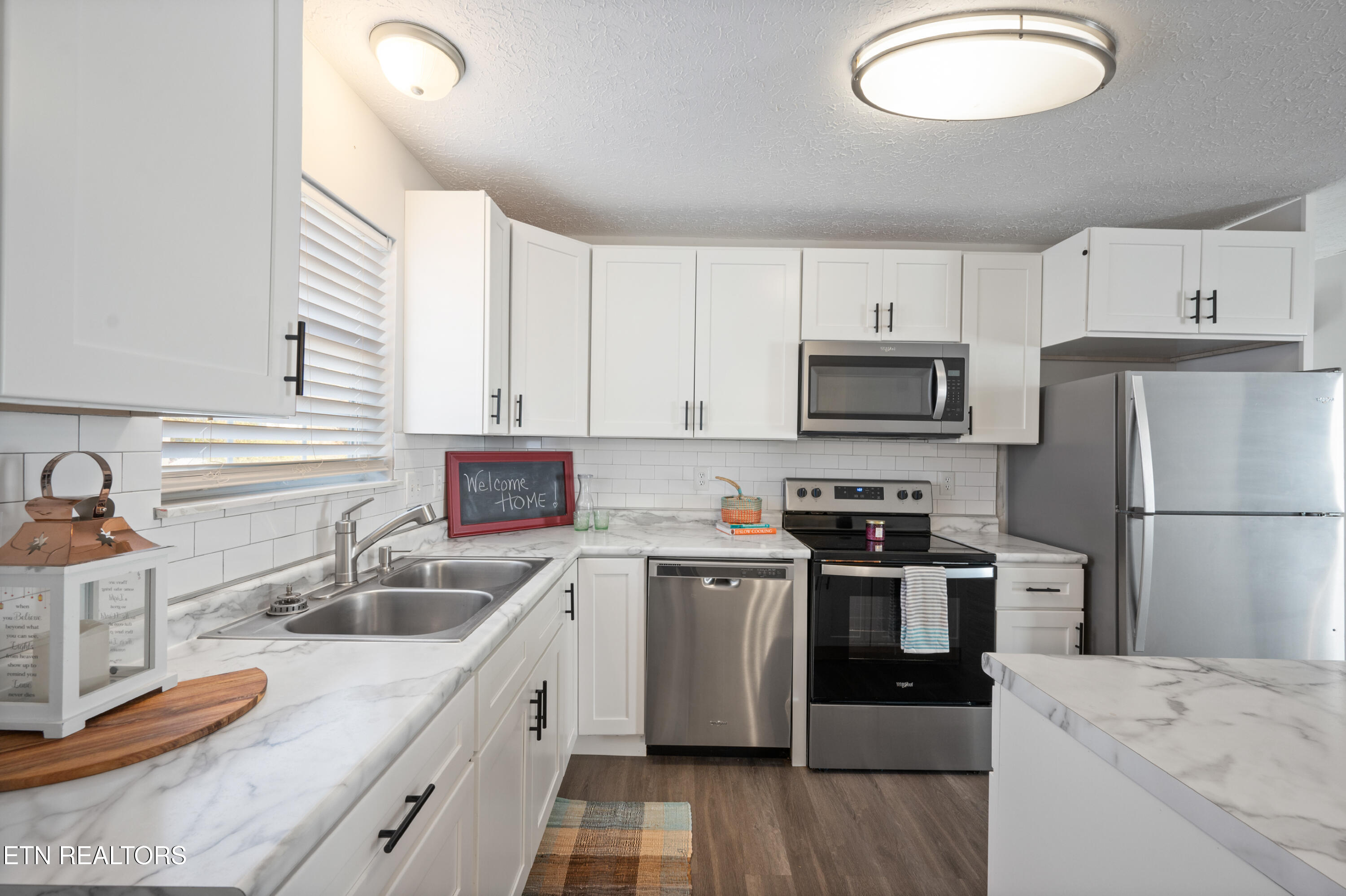 902 Medaris Street Clinton, TN 37716 - Photo 5 of 32 Stainless steel appliances