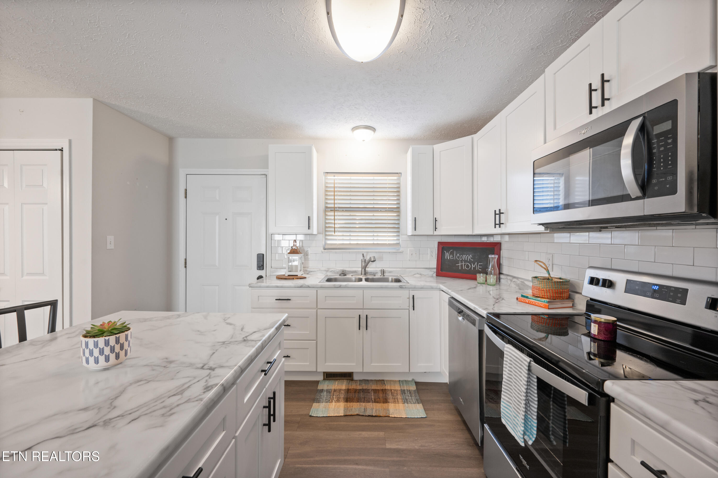 902 Medaris Street Clinton, TN 37716 - Photo 6 of 32 Lots of countertop space