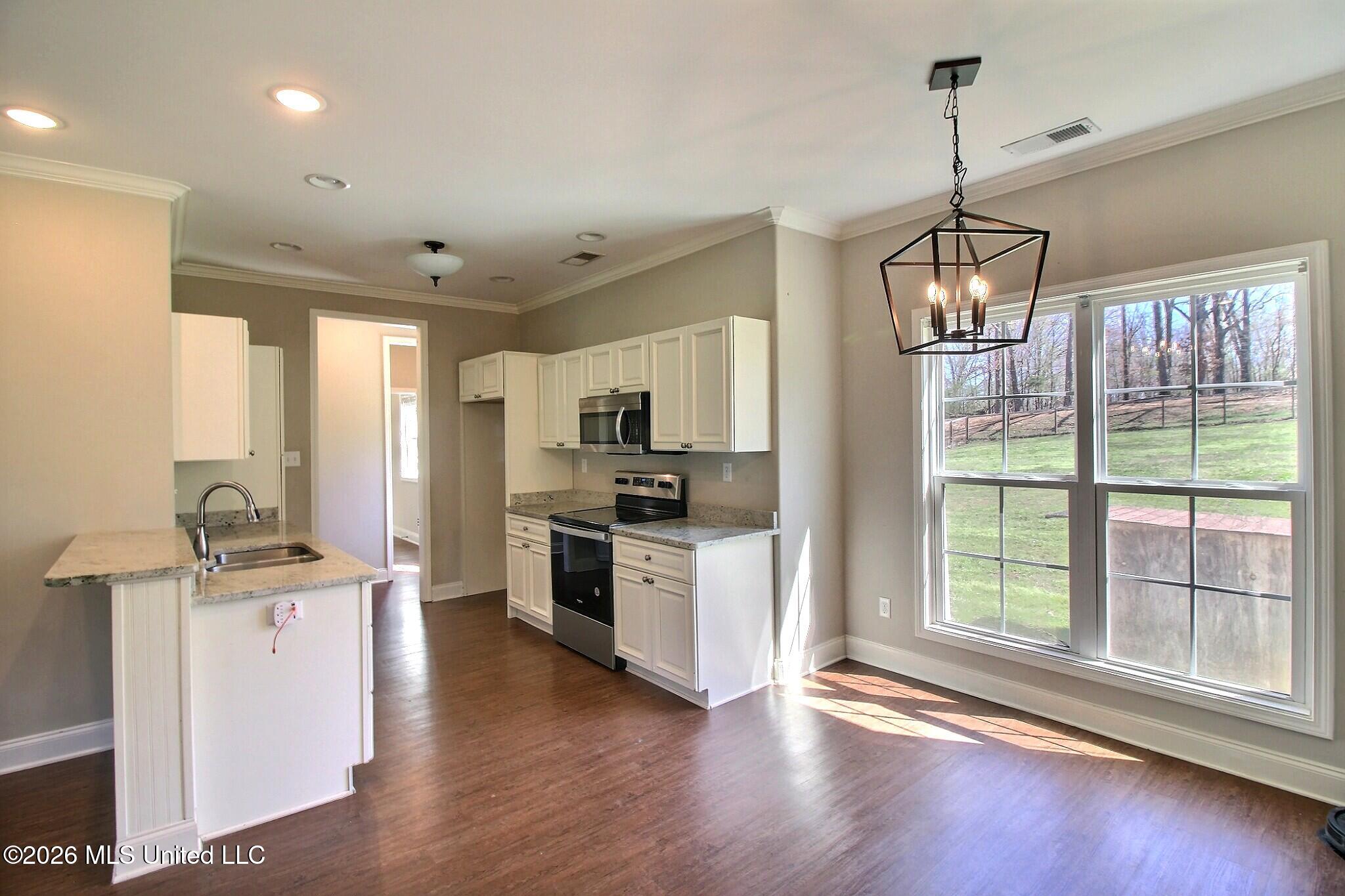 4722 Alexander Road Olive Branch, MS 38654 - Photo 6 of 18 Kitchen & Breakfast Area
