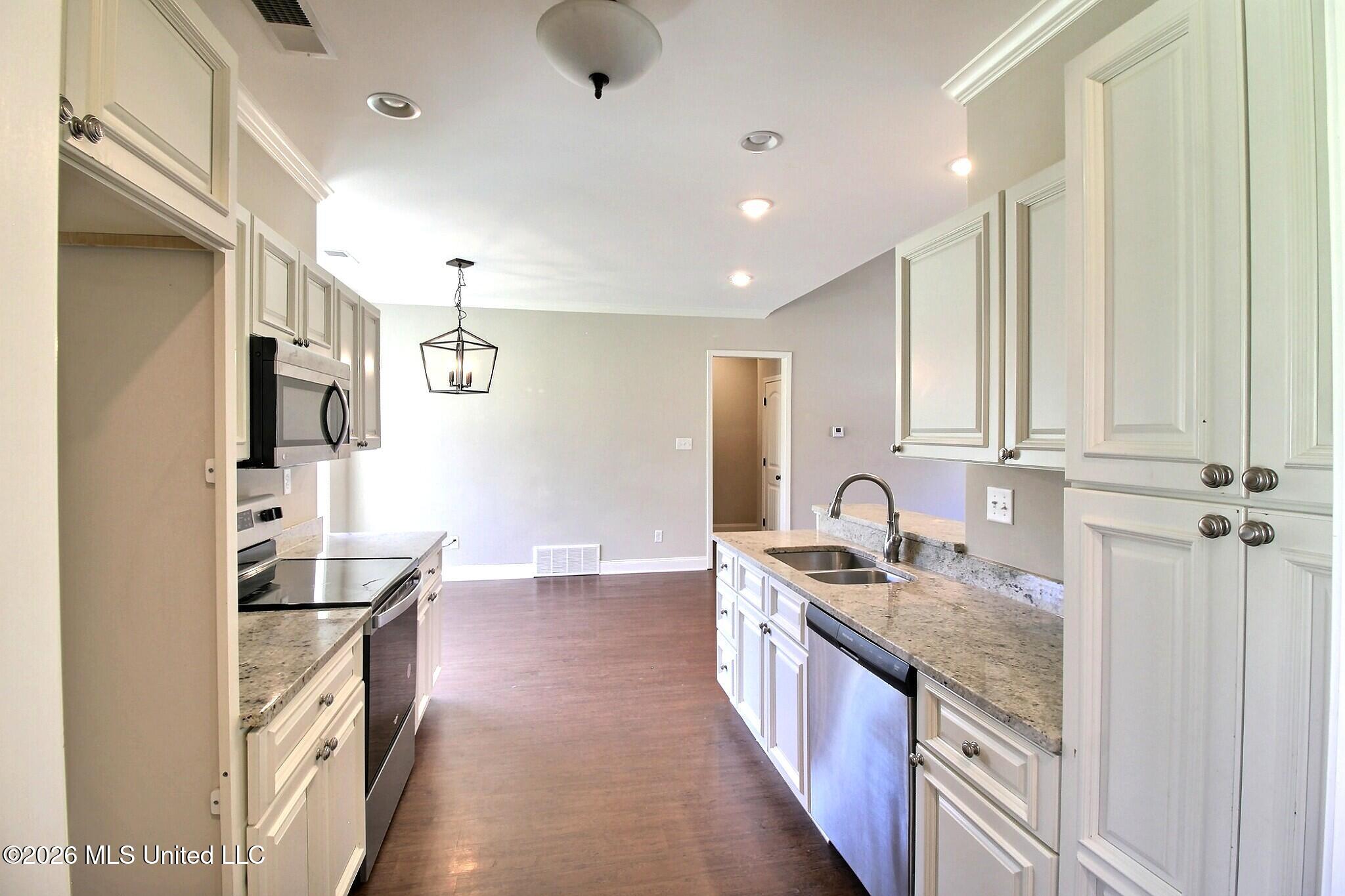 4722 Alexander Road Olive Branch, MS 38654 - Photo 8 of 18 Kitchen & Breakfast Area