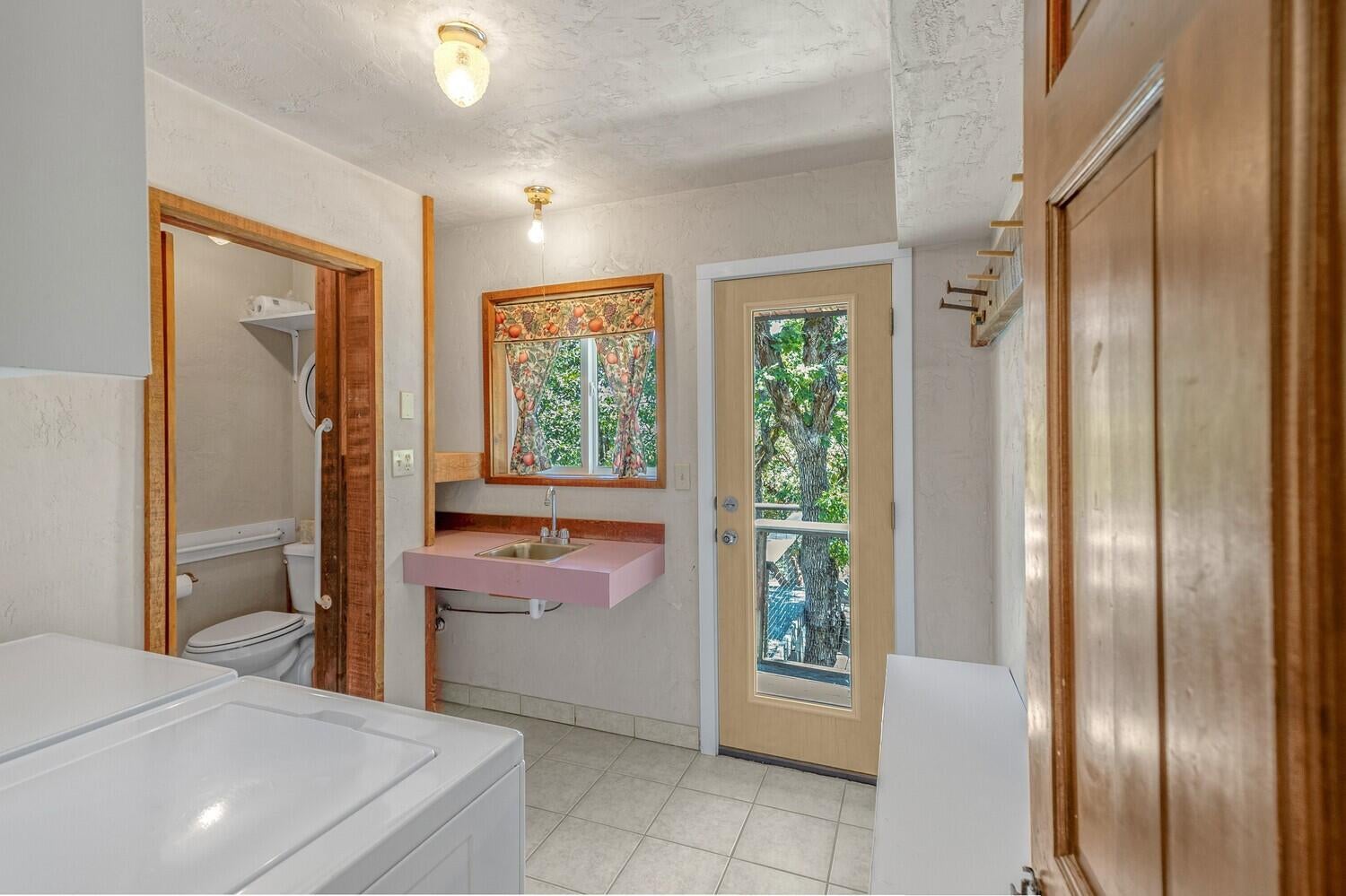 4620 Dark Hollow Road Medford, OR 97501 - Photo 23 of 38 4620 dark hollow laundry rm .bath