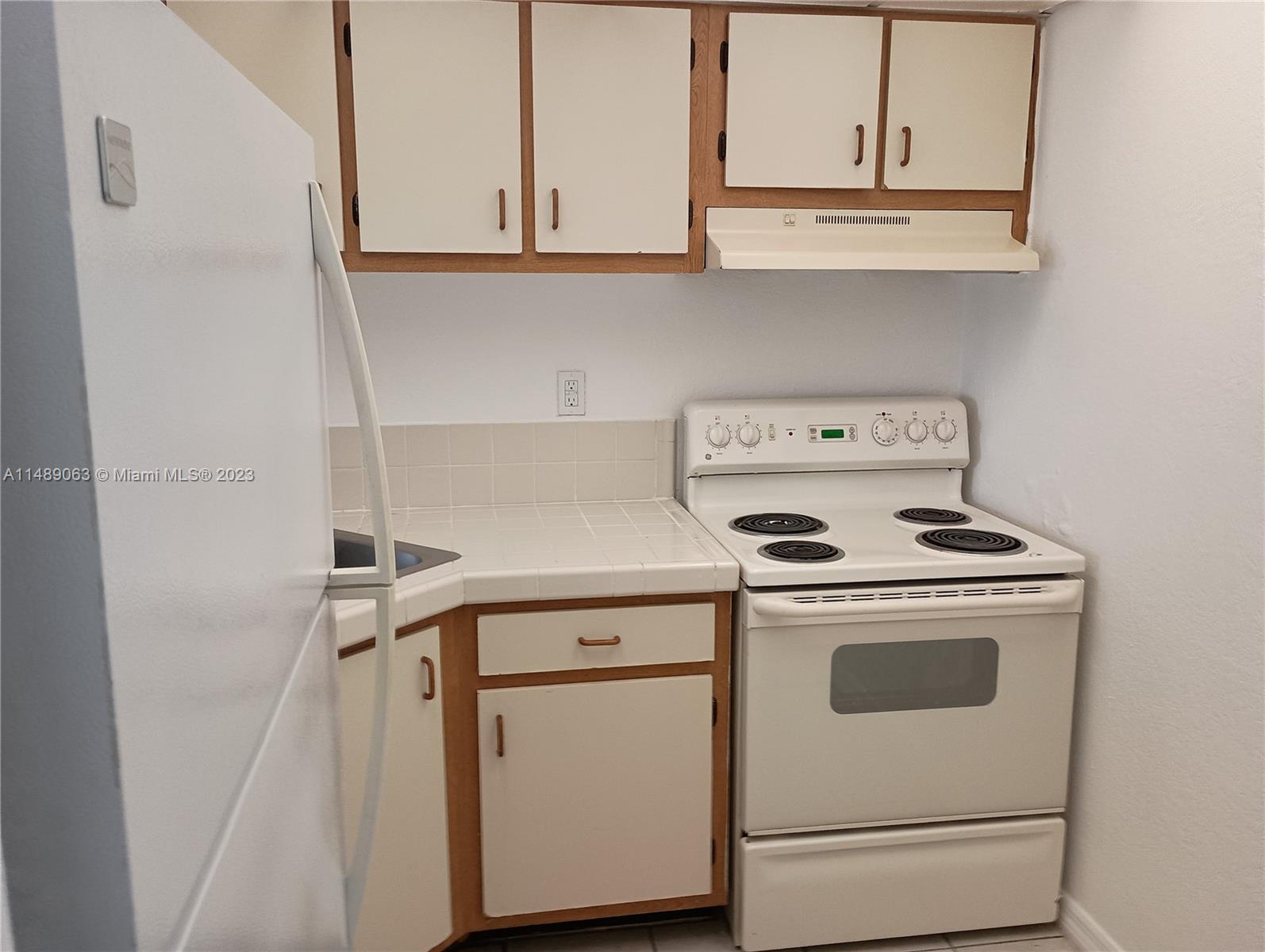 Yolanda Villas Condominiums Miami, FL 33126 - Photo 4 of 13 a view of washer and dryer