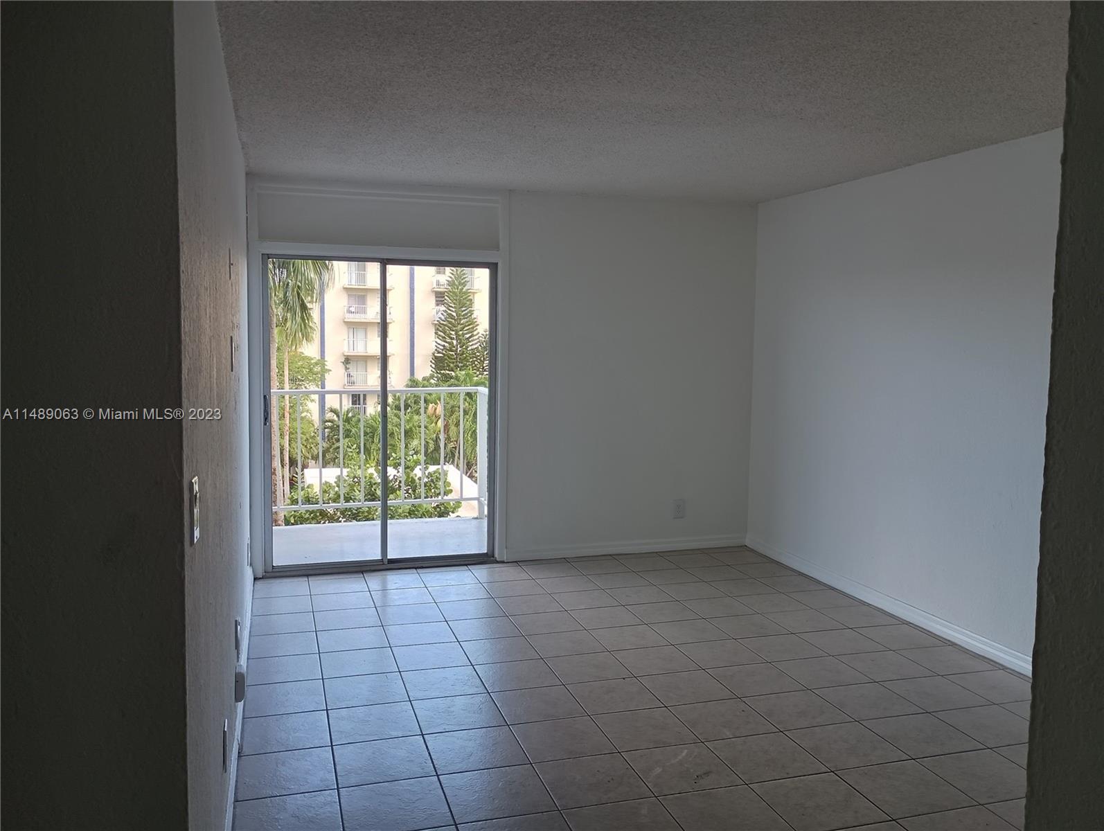 Yolanda Villas Condominiums Miami, FL 33126 - Photo 7 of 13 a view of an empty room and window