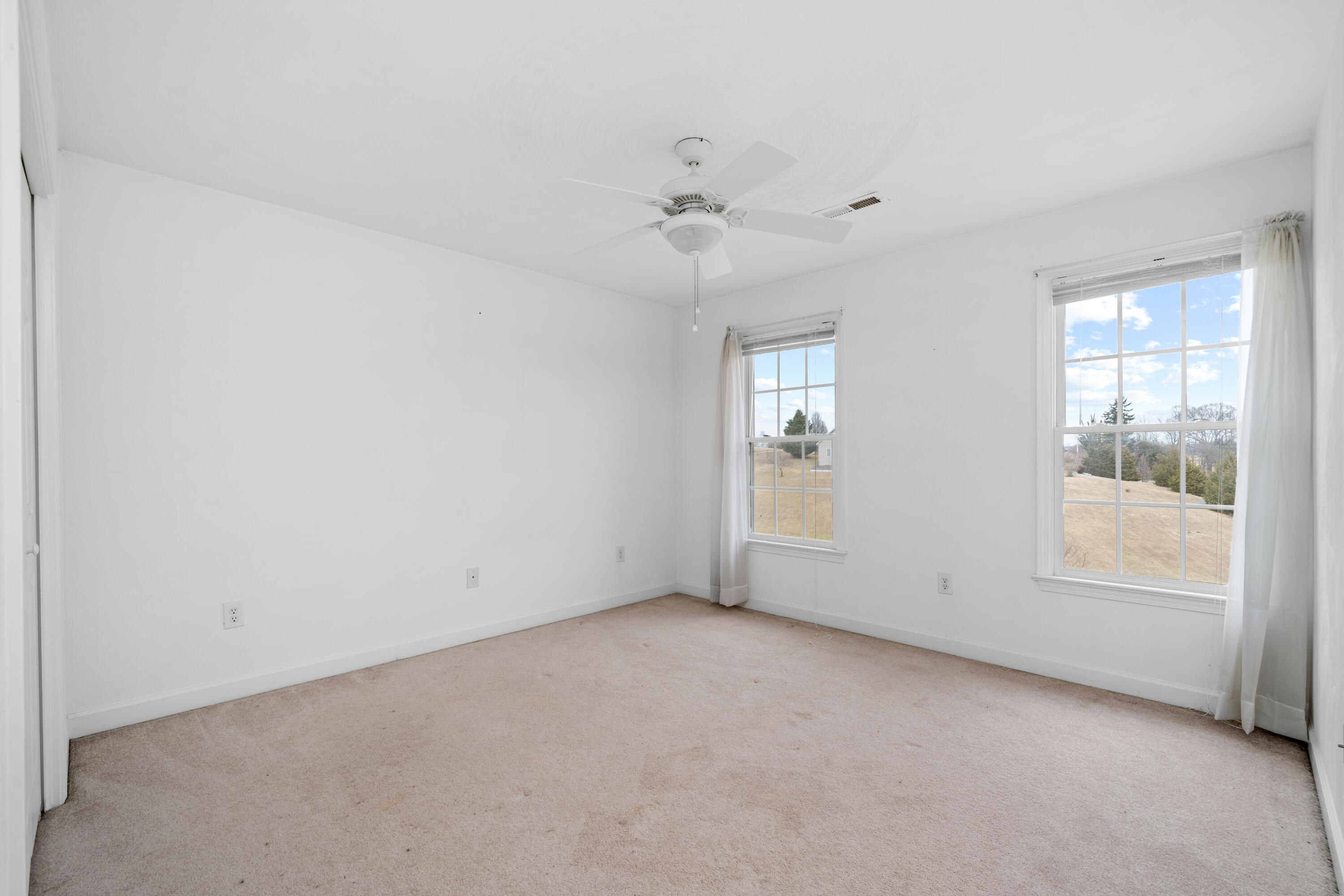 765 Country Club Road Troutville, VA 24175 - Photo 22 of 29 an empty room with a window and ceiling fan