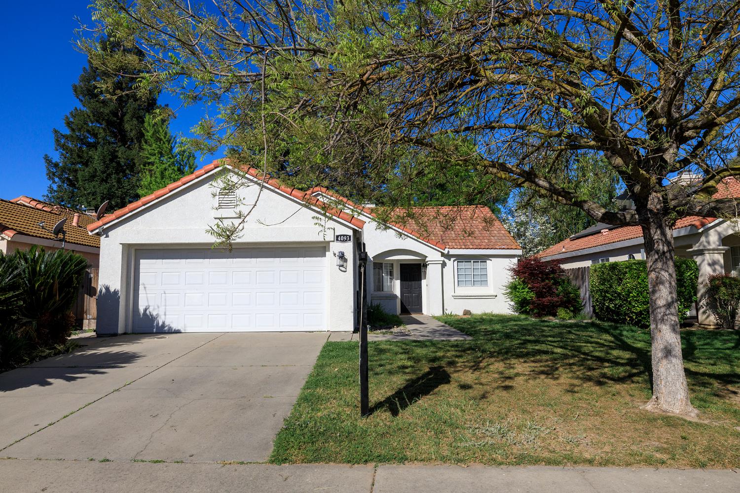 4093 Heartland Way Turlock, CA 95382 - Photo 1 of 43 a front view of a house with garden