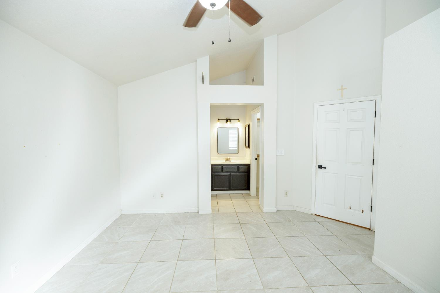 4093 Heartland Way Turlock, CA 95382 - Photo 21 of 43 a view of a hallway with a bathroom