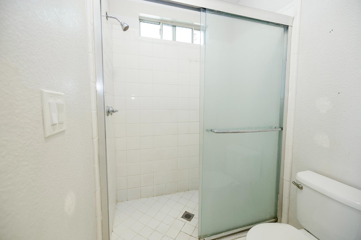 4093 Heartland Way Turlock, CA 95382 - Photo 23 of 43 a bathroom with a shower