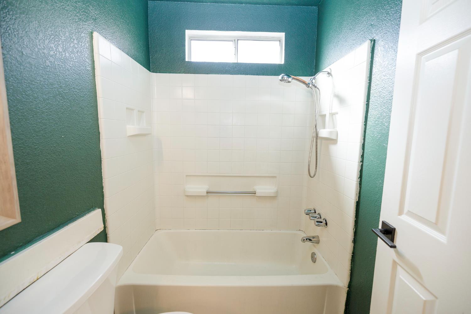 4093 Heartland Way Turlock, CA 95382 - Photo 28 of 43 a bathroom with bathtub and shower
