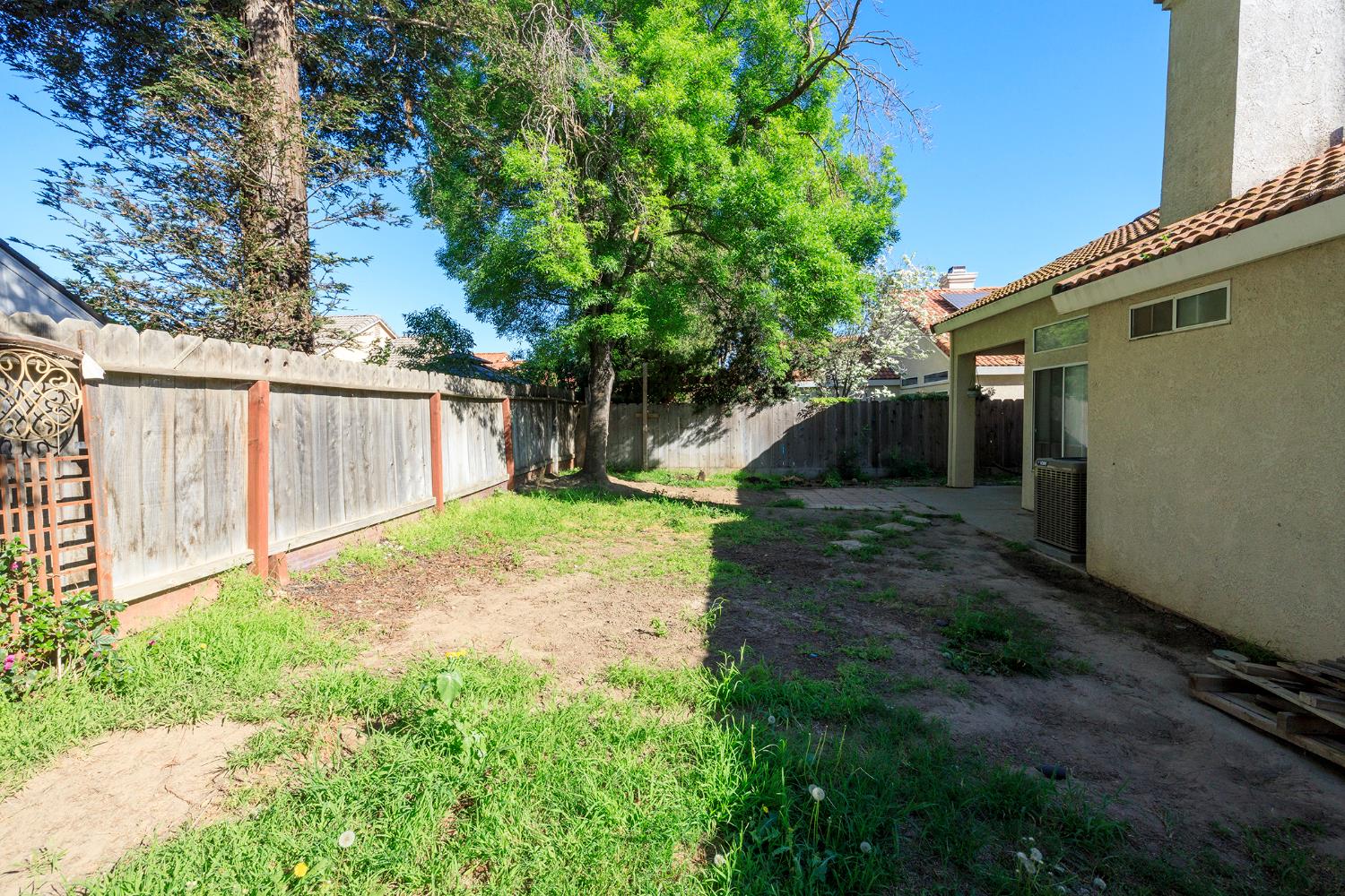 4093 Heartland Way Turlock, CA 95382 - Photo 40 of 43 a view of a yard with a house and a large tree