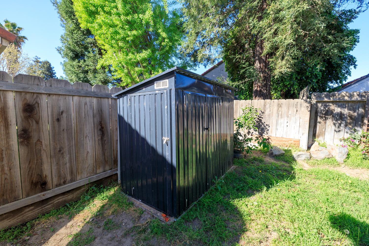 4093 Heartland Way Turlock, CA 95382 - Photo 43 of 43 a view of a backyard with wooden fence