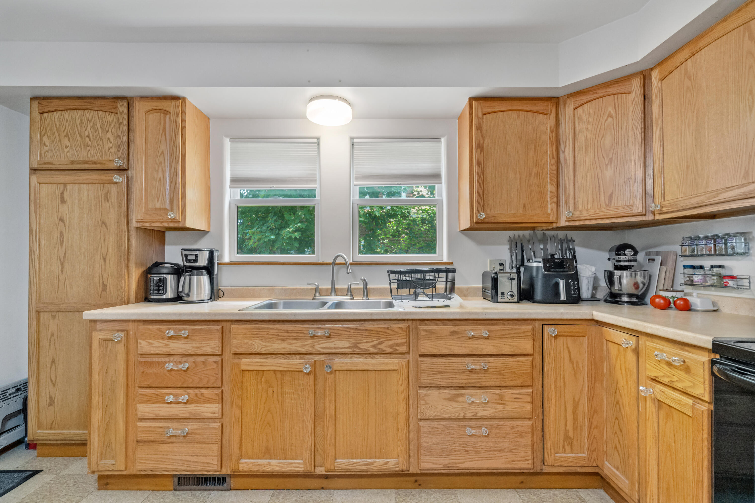 8 Thompson Street Lewiston, ME 04240 - Photo 5 of 46 DSC06761