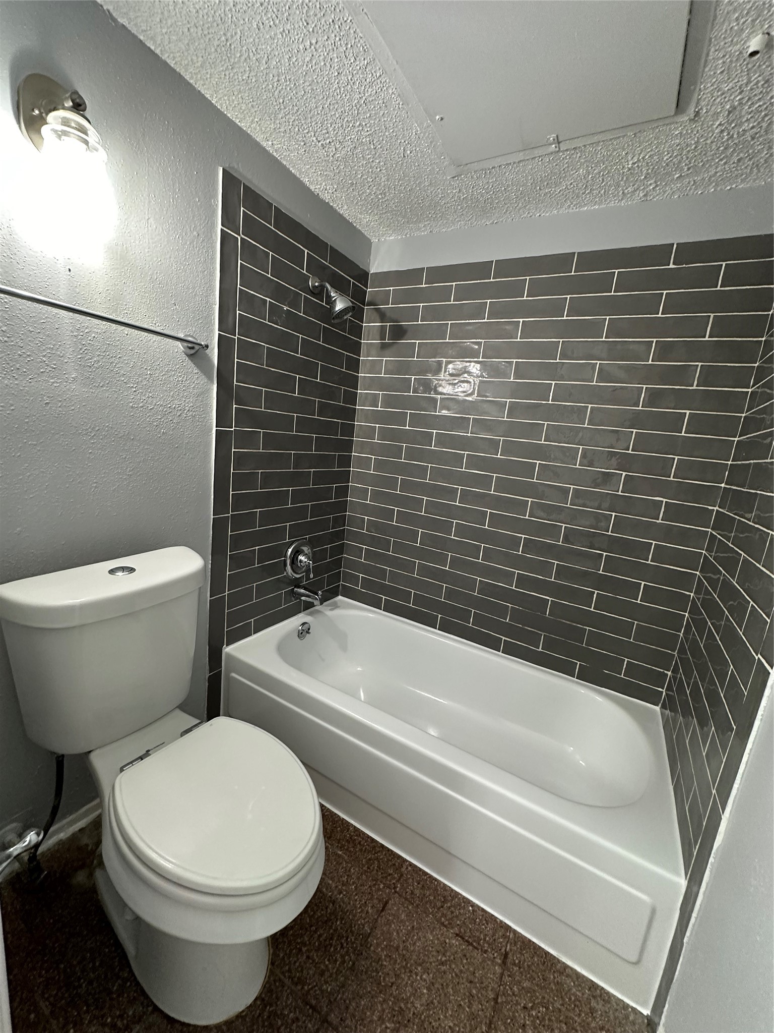 6701 Sands Point Drive, Unit 66 Houston, TX 77074 - Photo 16 of 19 a bathroom with a toilet and a bathtub