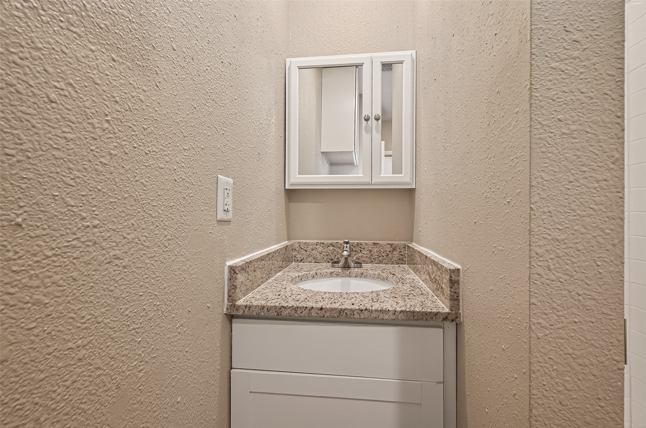 1402 Munger Street Houston, TX 77023 - Photo 19 of 22 Bathroom #1
