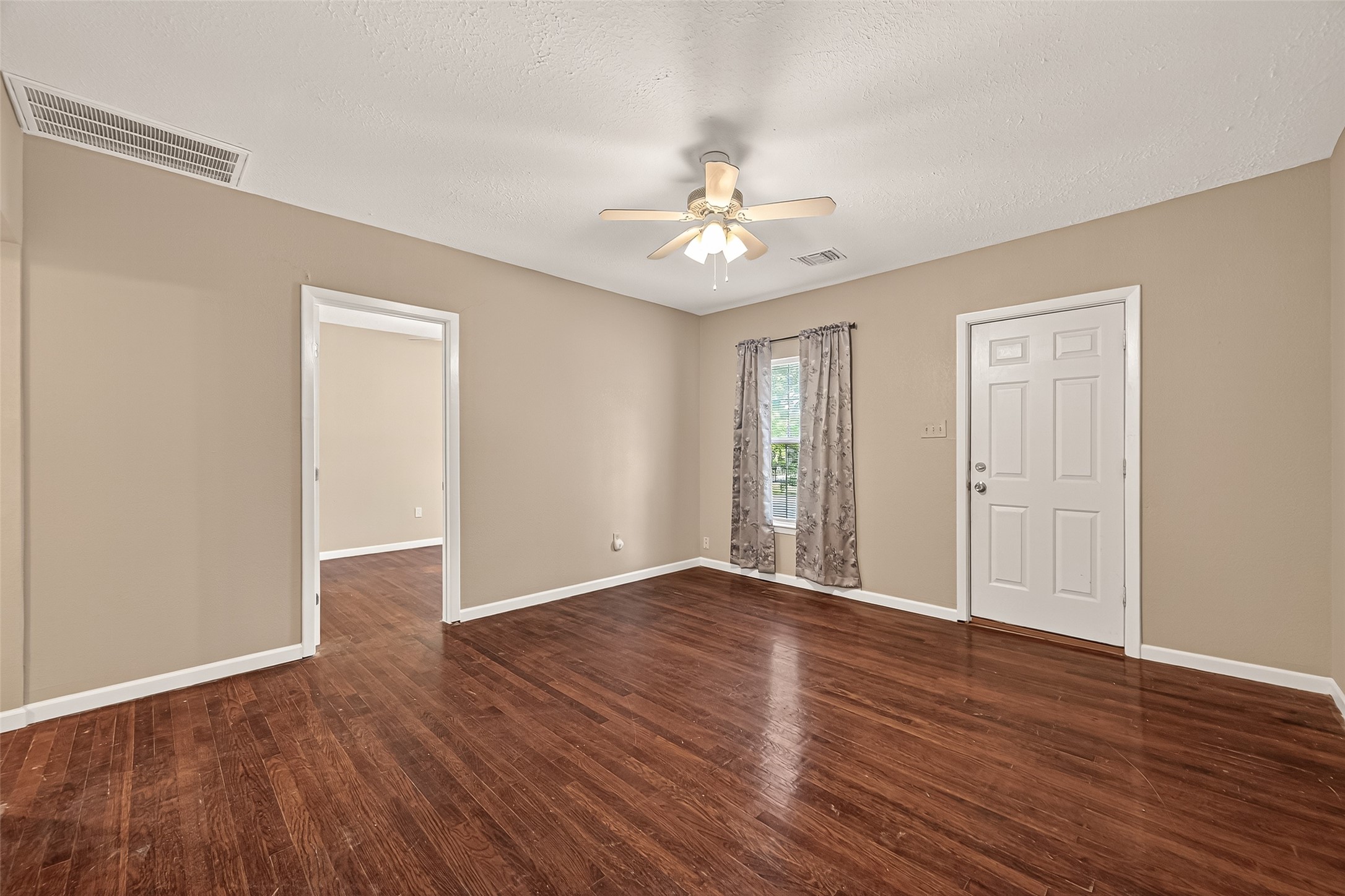 1402 Munger Street Houston, TX 77023 - Photo 3 of 22 Living Room