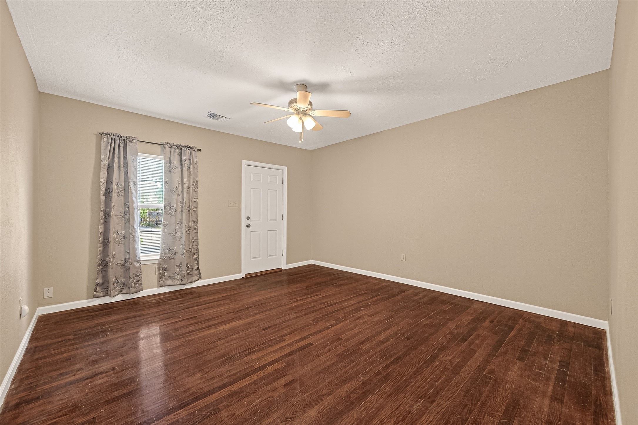 1402 Munger Street Houston, TX 77023 - Photo 4 of 22 Living Room