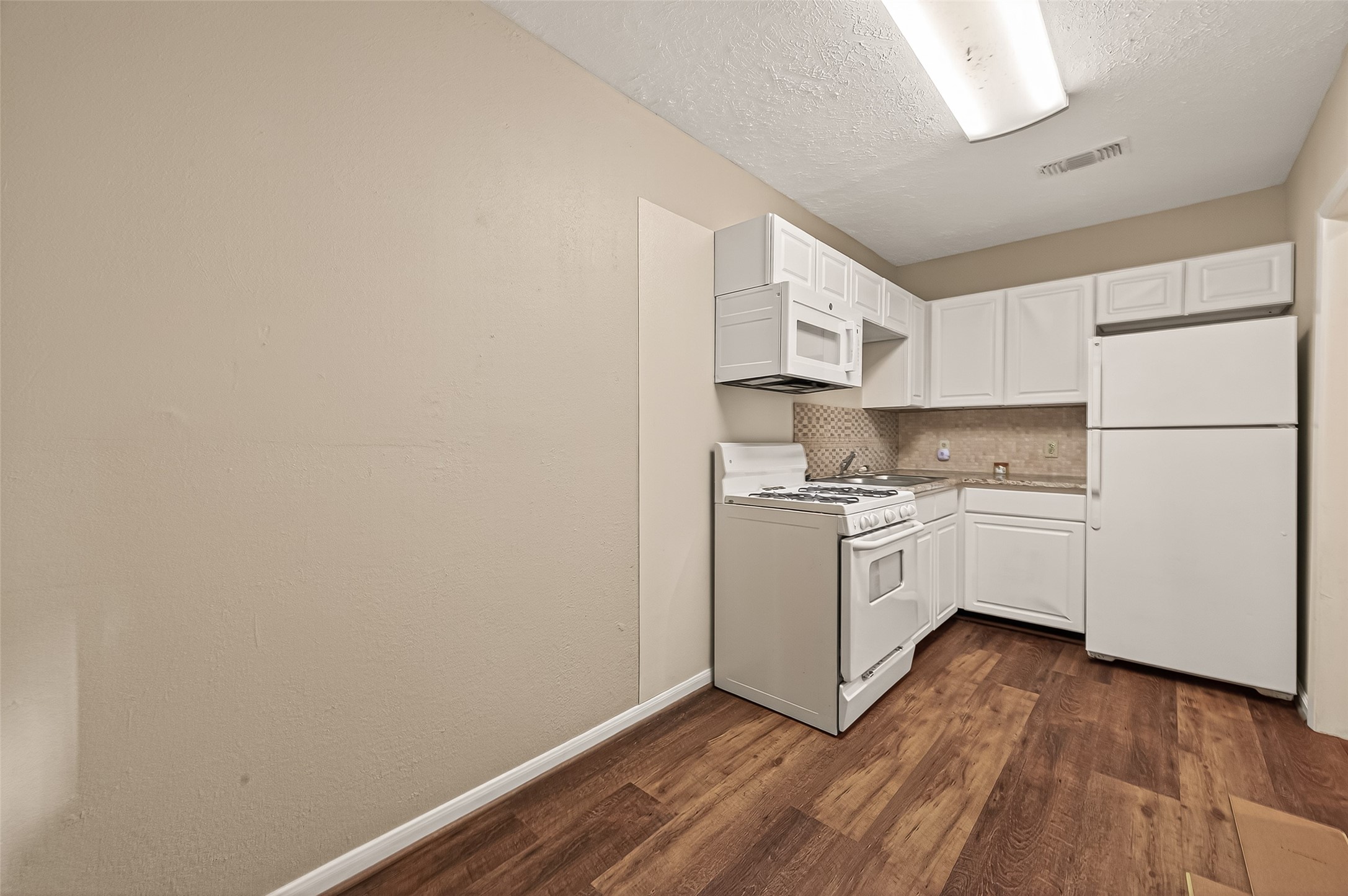 1402 Munger Street Houston, TX 77023 - Photo 7 of 22 Kitchen (Appliances Included)