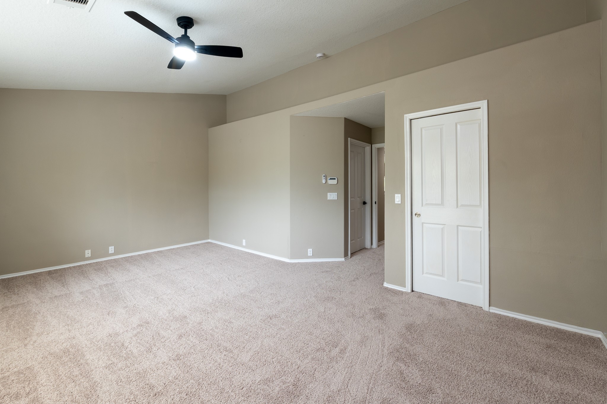 13600 Breton Ridge Street, Unit 35C Houston, TX 77070 - Photo 18 of 35 an empty room with a ceiling fan and window