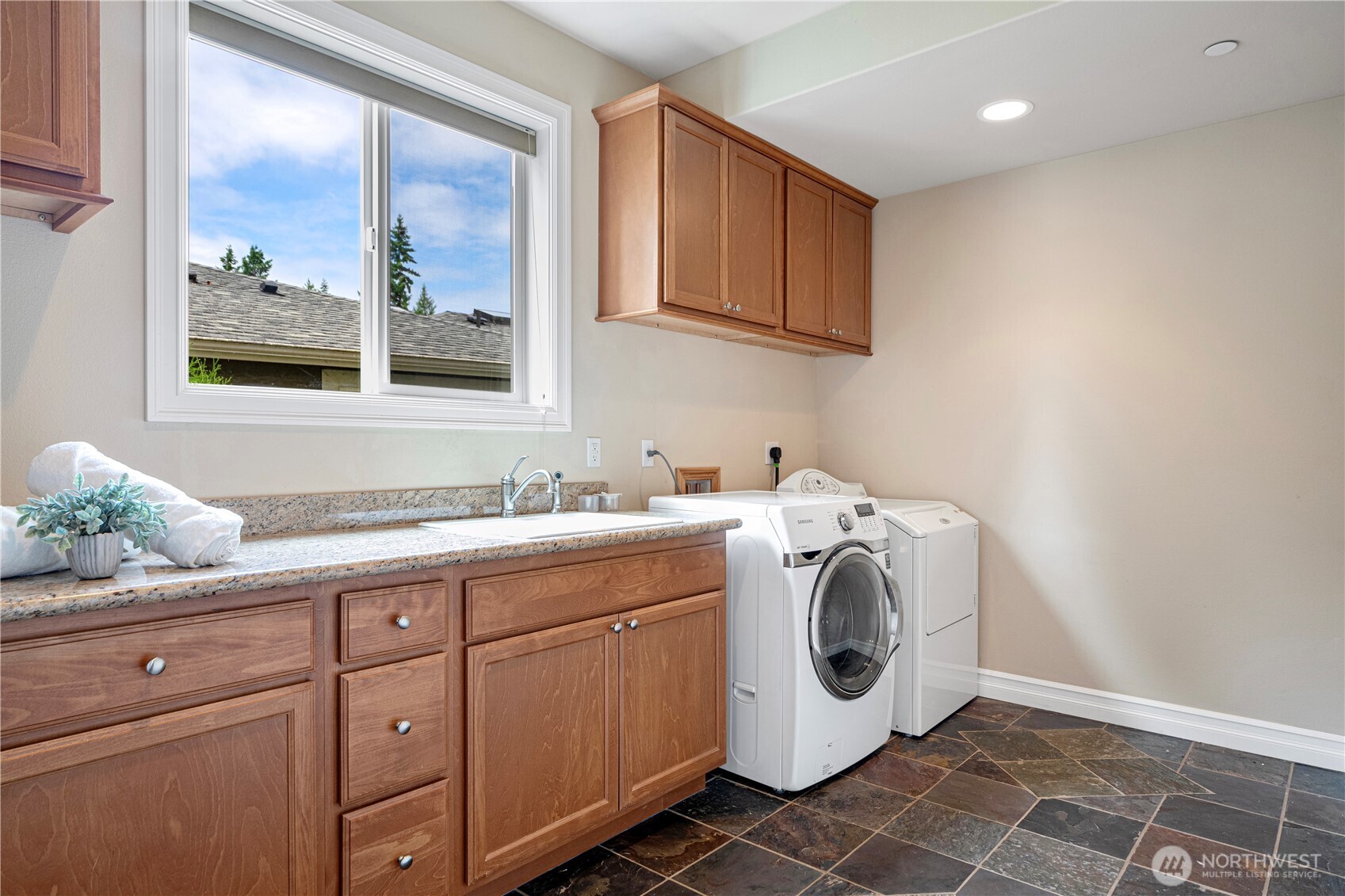 15025 Southeast 43rd Street Bellevue, WA 98006 - Photo 18 of 40