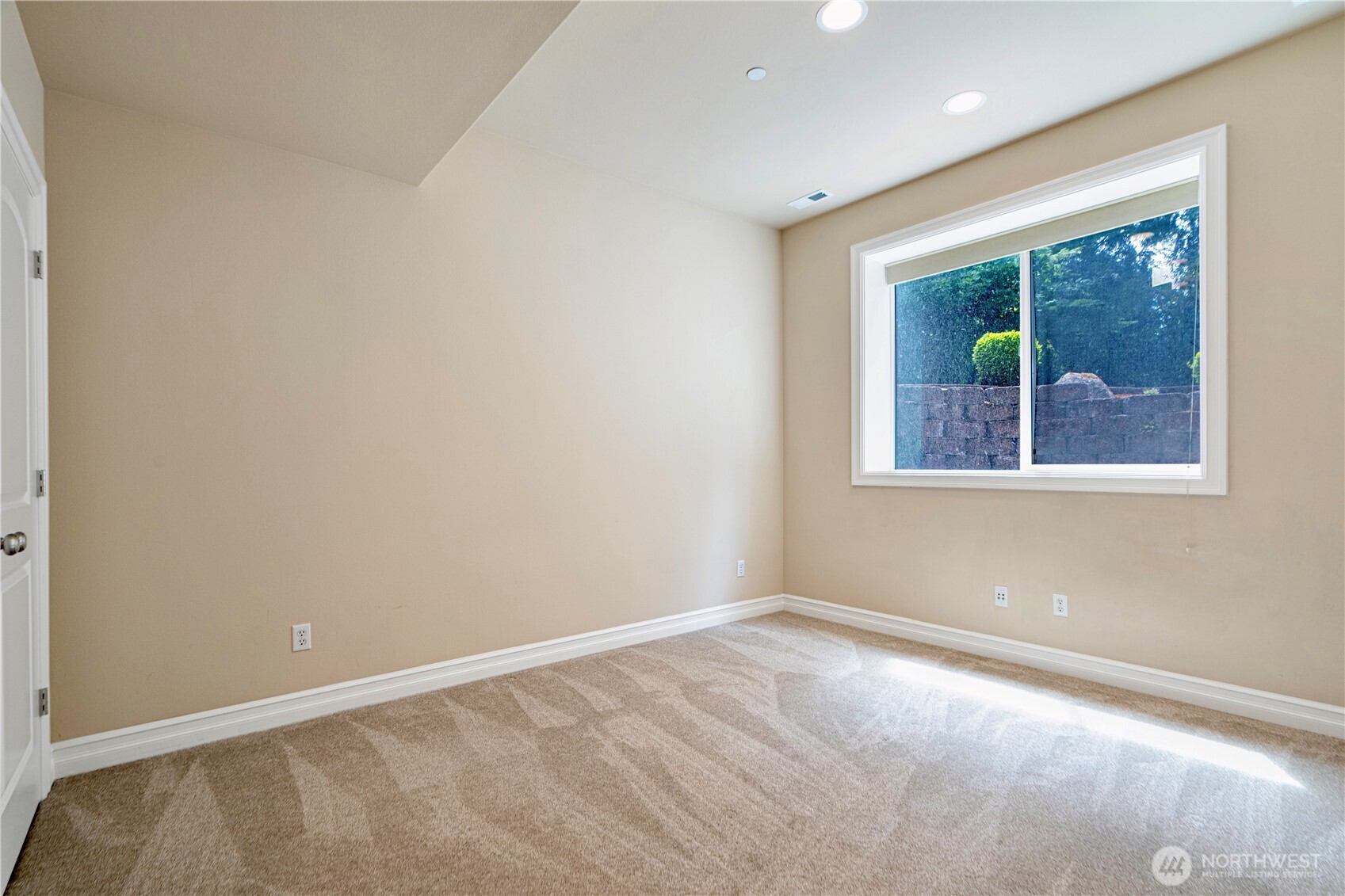 15025 Southeast 43rd Street Bellevue, WA 98006 - Photo 32 of 40