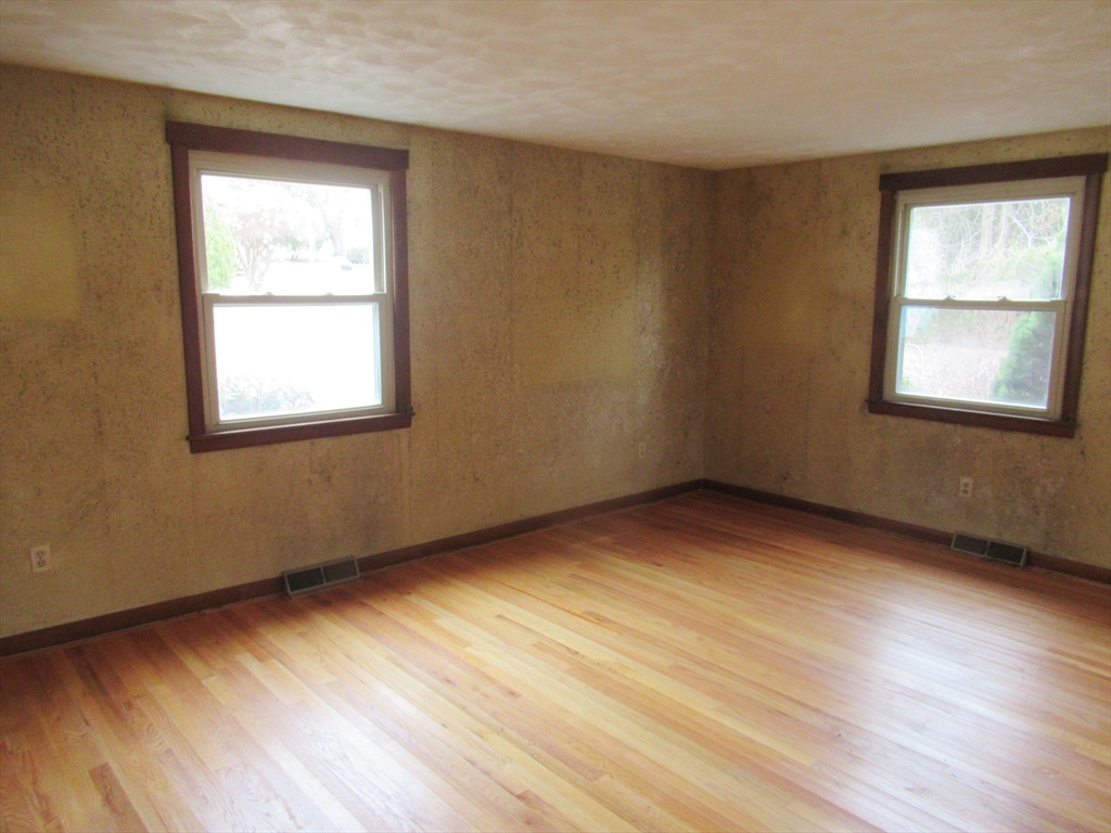 35 Tioga Street Springfield, MA 01128 - Photo 6 of 22