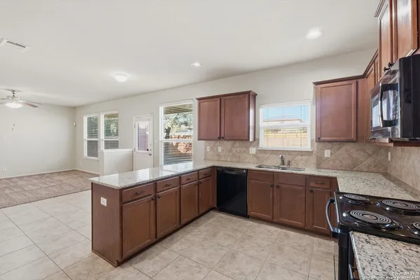 $1,750 | 11647 Zinnia, San Antonio, TX 78245