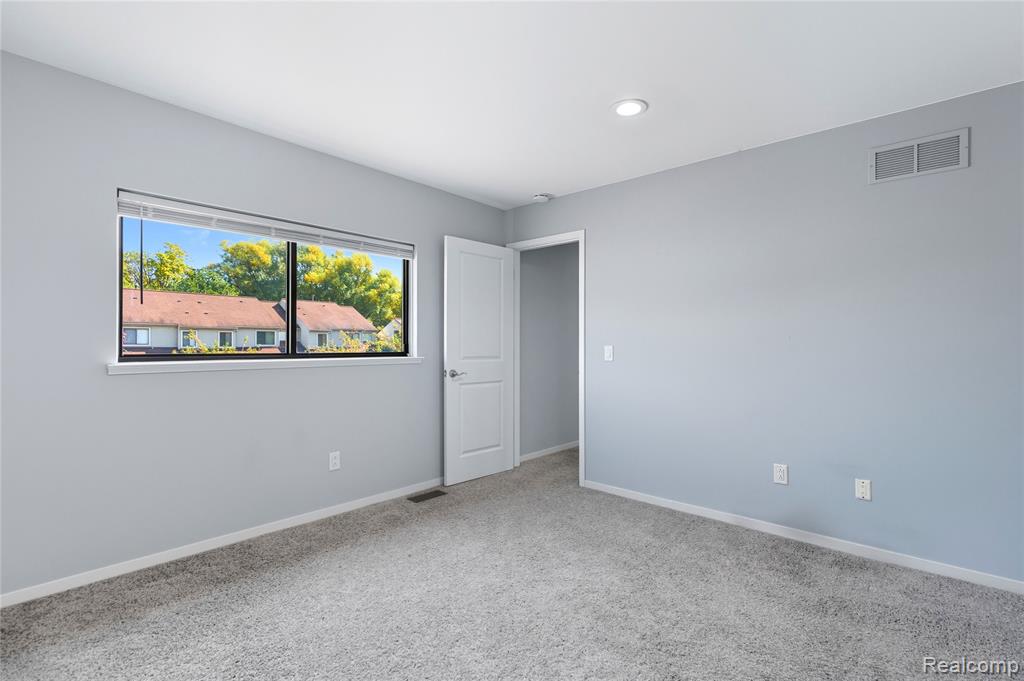 629 Ashley Circle Rochester Hills, MI 48307 - Photo 22 of 32