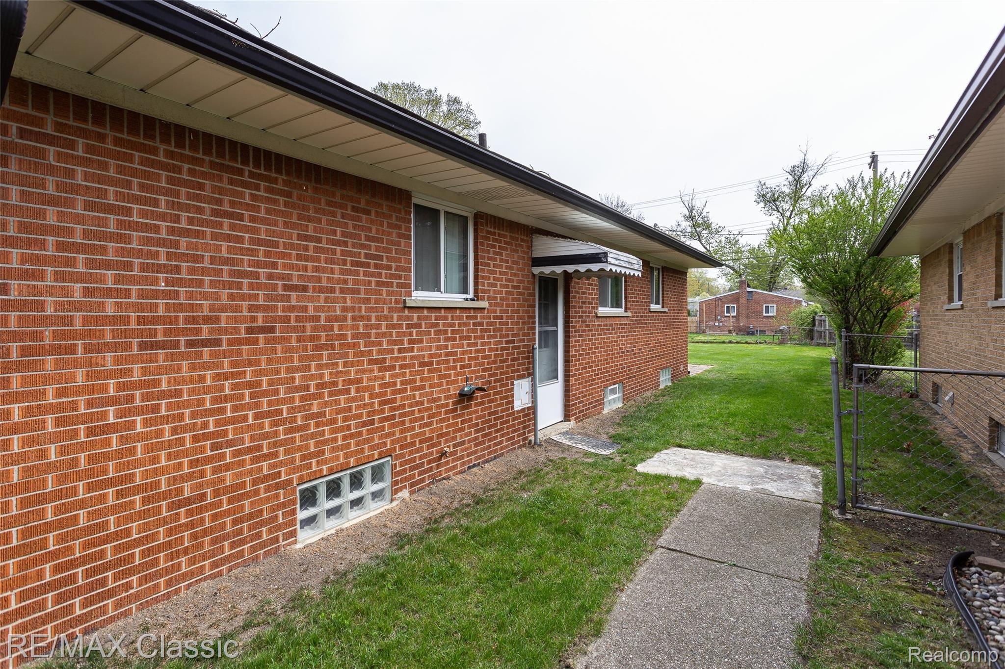 19644 Rensellor Street Livonia, MI 48152 - Photo 27 of 34 19644 rensellor exteriors (4).jpg