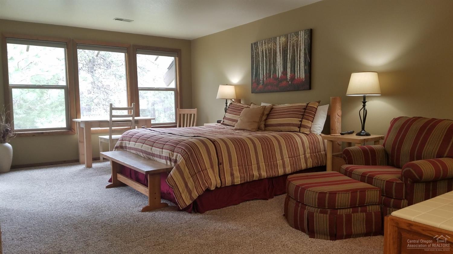 57301 Beaver Ridge Loop, Unit 10C2 Sunriver, OR 97707 - Photo 14 of 17 Large Master Suite with jetted tub.