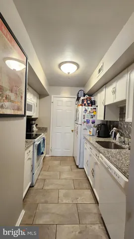 a close up view of a washer and dryer