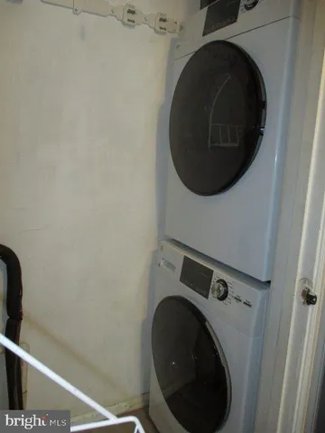 a close up view of a washer and dryer