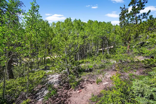 a sign that is in front of the house